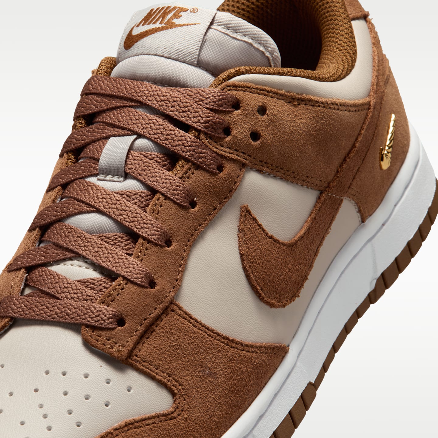 Женские кроссовки Nike Dunk Low Suede Women's Shoes — фото 7
