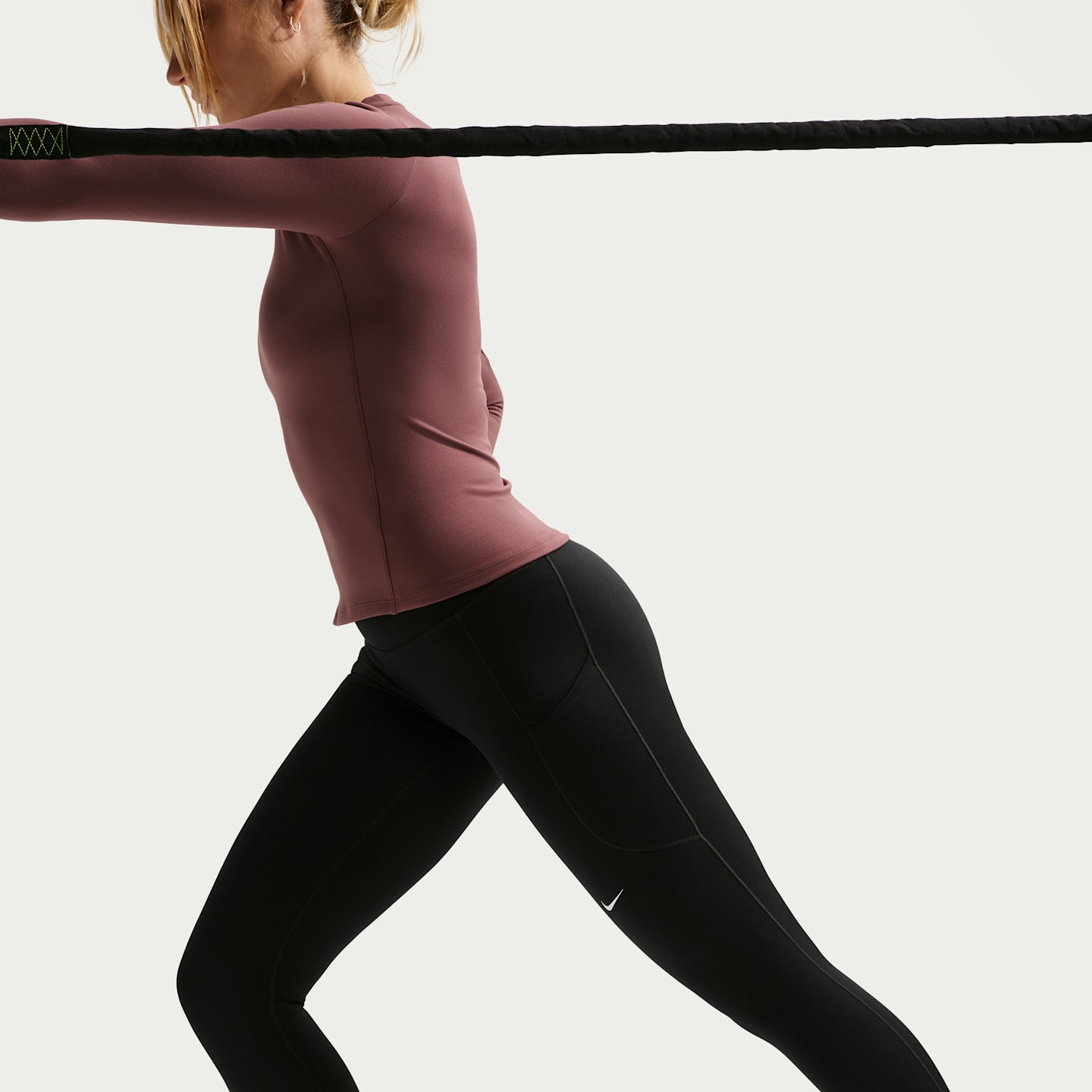 Женские леггинсы Nike One Women's High-Waisted 7/8 Leggings with Pockets — фото 4