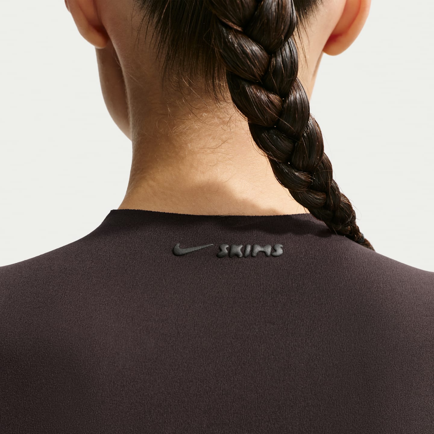 Спортивное бра NikeSKIMS Studio Mock, лёгкая поддержка, стрейч — Nike — фото 6