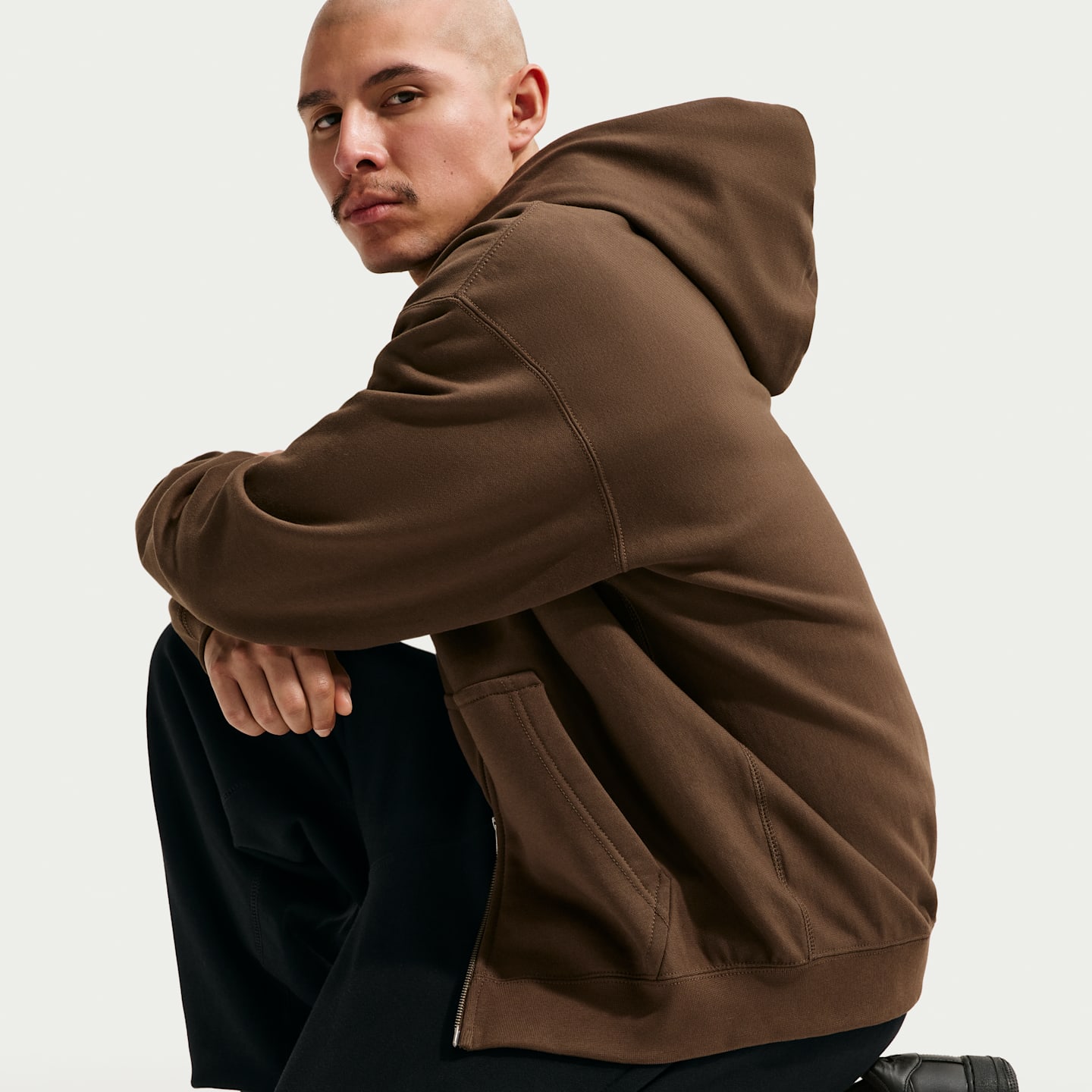 Мужские брюки Nike Solo Swoosh Men's Cuffed Fleece Pants — фото 4
