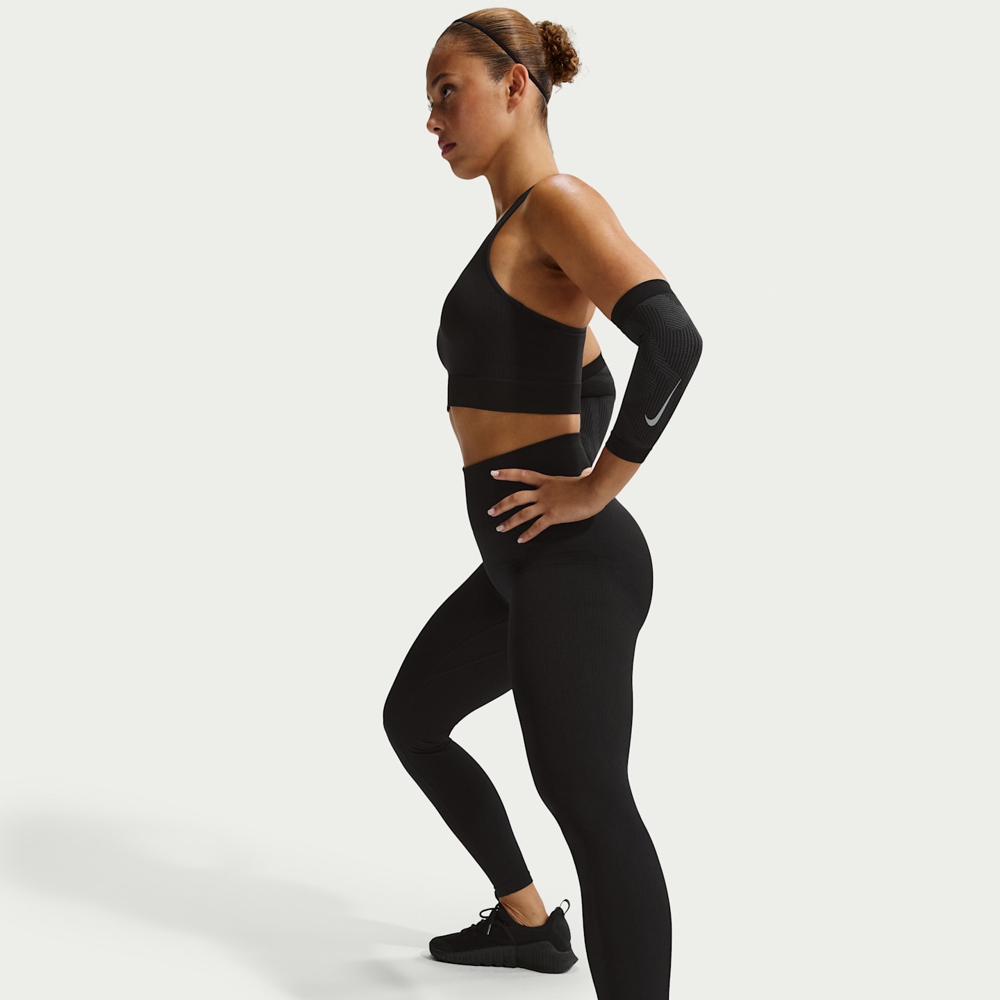 Женские леггинсы Nike Pro Seamless Women's High-Waisted 7/8 Leggings — фото 4