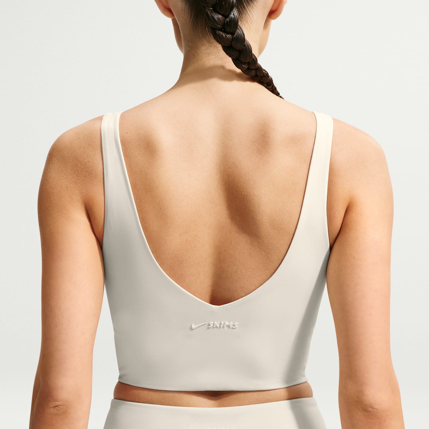 Женские спортивные бра Nike NikeSKIMS Matte Women's V-Neck Long-Line Bra — фото 2
