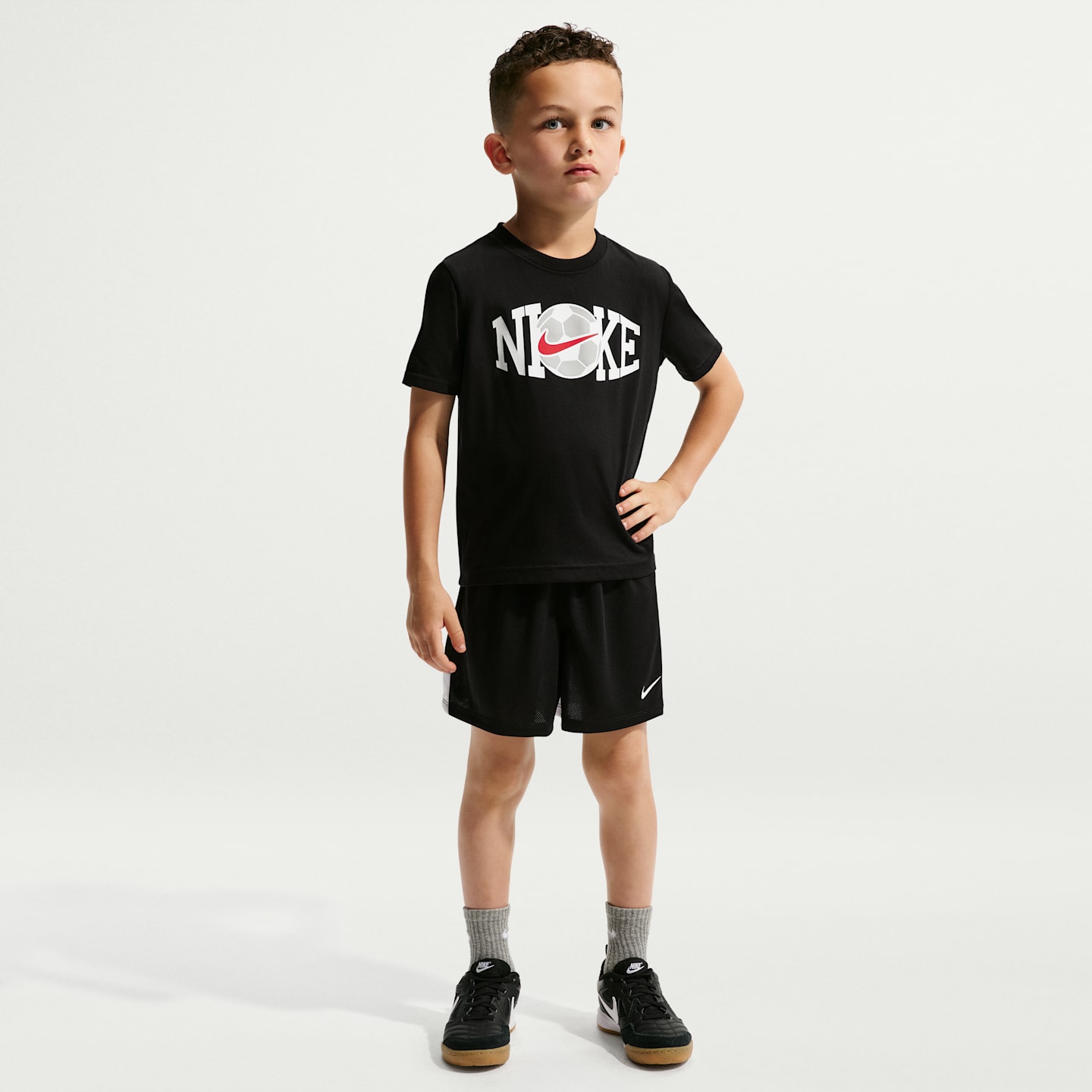 Детские брюки Nike Little Kids' Soccer Graphic T-Shirt and Shorts Set — фото 1