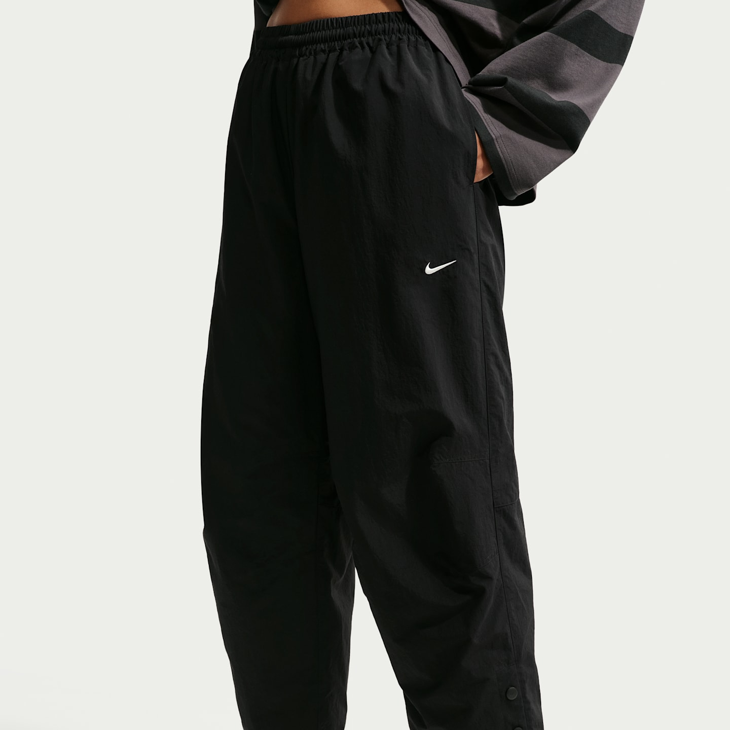 Женские брюки Nike Sportswear Women's Oversized High-Waisted Woven Pants (Plus Size) — фото 2