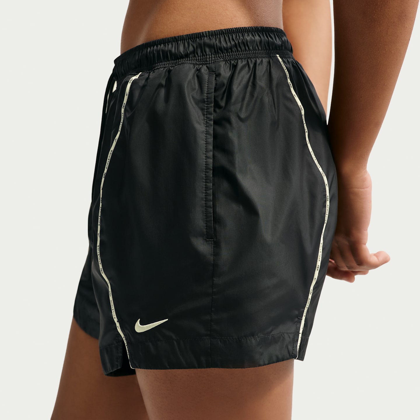 Женские шорты Nike Sportswear Women's Loose Mid-Rise Repel Woven Shorts — фото 3