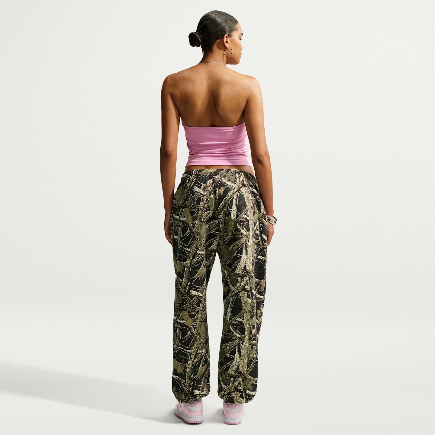 Женские брюки Nike Studio Fleece Medium Weight Women's High-Rise Oversized Cuffed Pants — фото 5