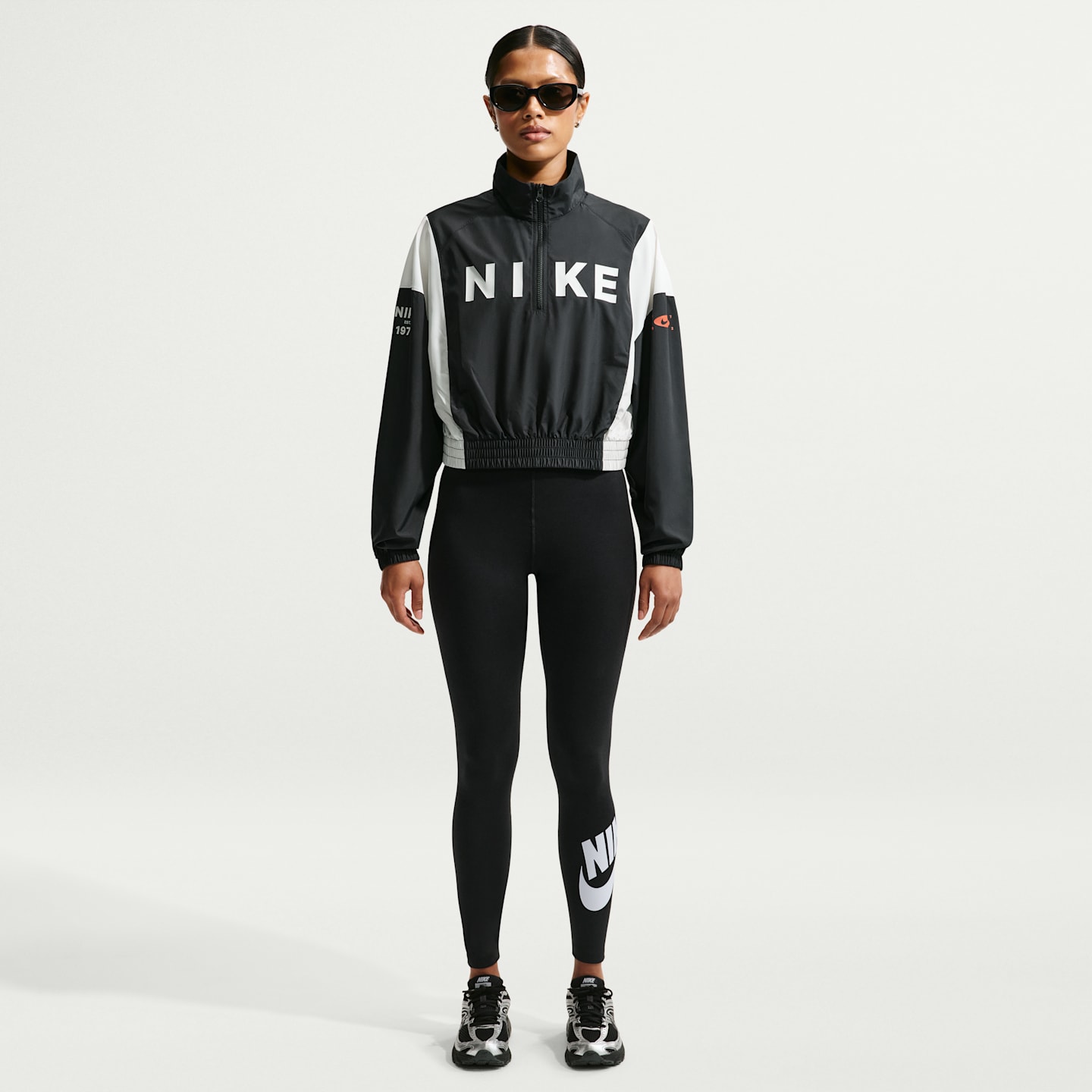 Женские леггинсы Nike Sportswear Classics Women's High-Waisted Graphic Leggings (Plus Size) — фото 1