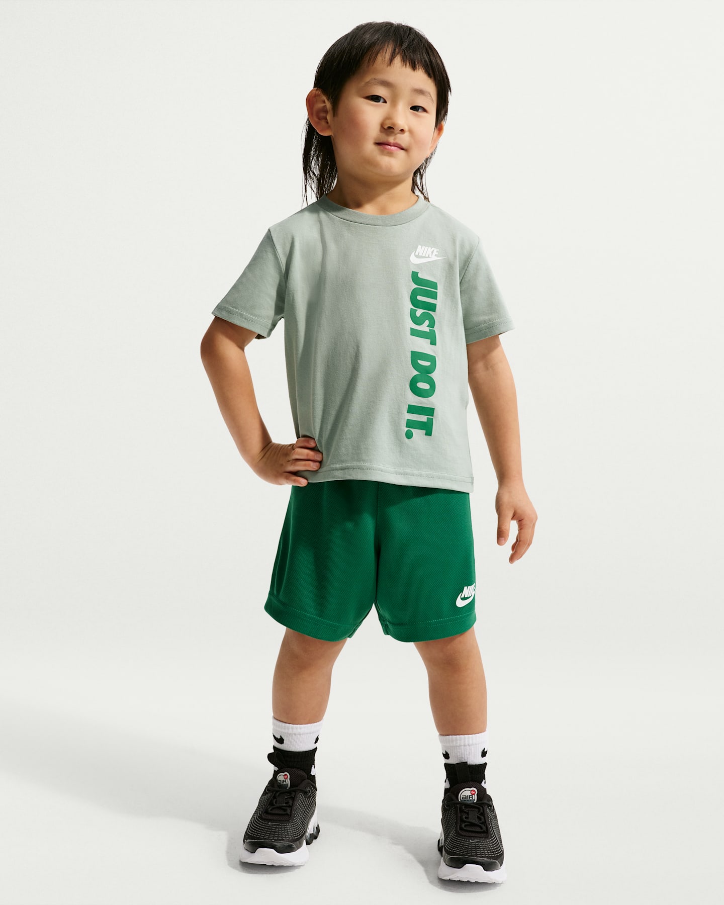 Детские брюки Nike Sportswear Toddler "Just Do It" Graphic T-Shirt and Mesh Shorts Set — фото 8