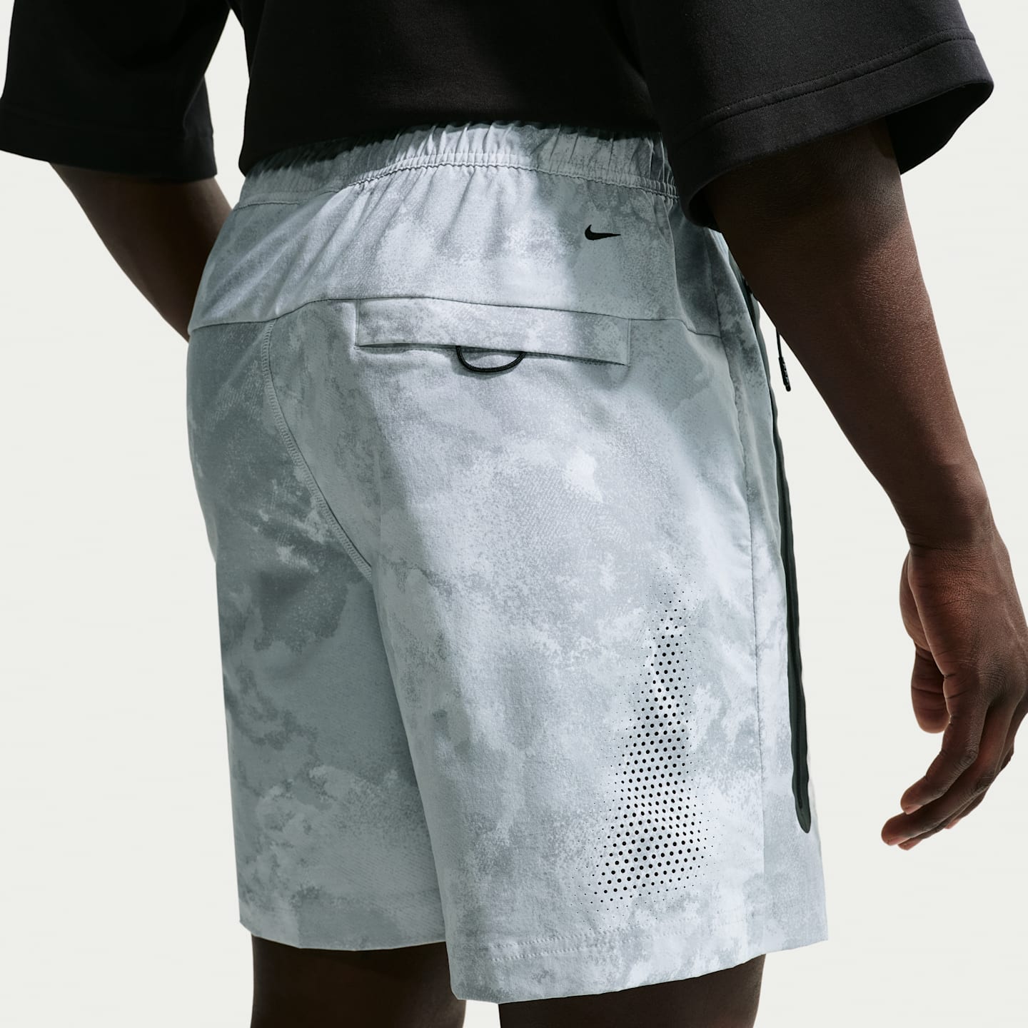 Мужские шорты Nike Tech Men's Dri-FIT Woven Shorts — фото 3