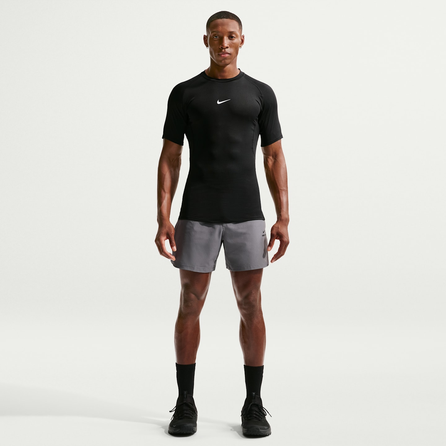 Мужские брюки Nike Pro Men's Dri-FIT Tight Short-Sleeve Fitness Top — фото 4