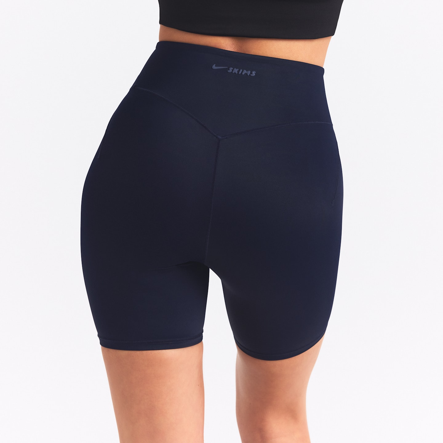 Женские шорты Nike NikeSKIMS Shine Women's High-Waisted 5" Biker Shorts — фото 3