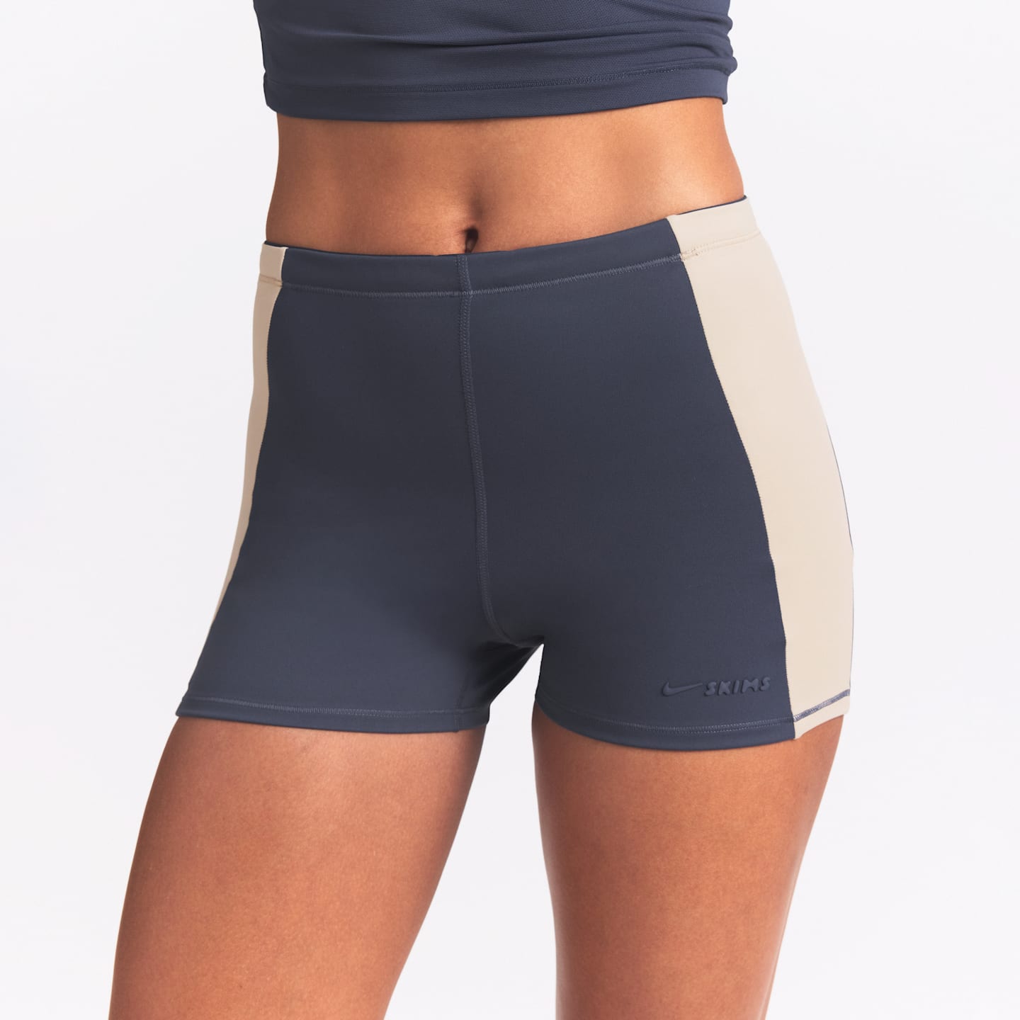 Женские шорты Nike NikeSKIMS Matte Shine Mix Women's 2" Shorts — фото 2