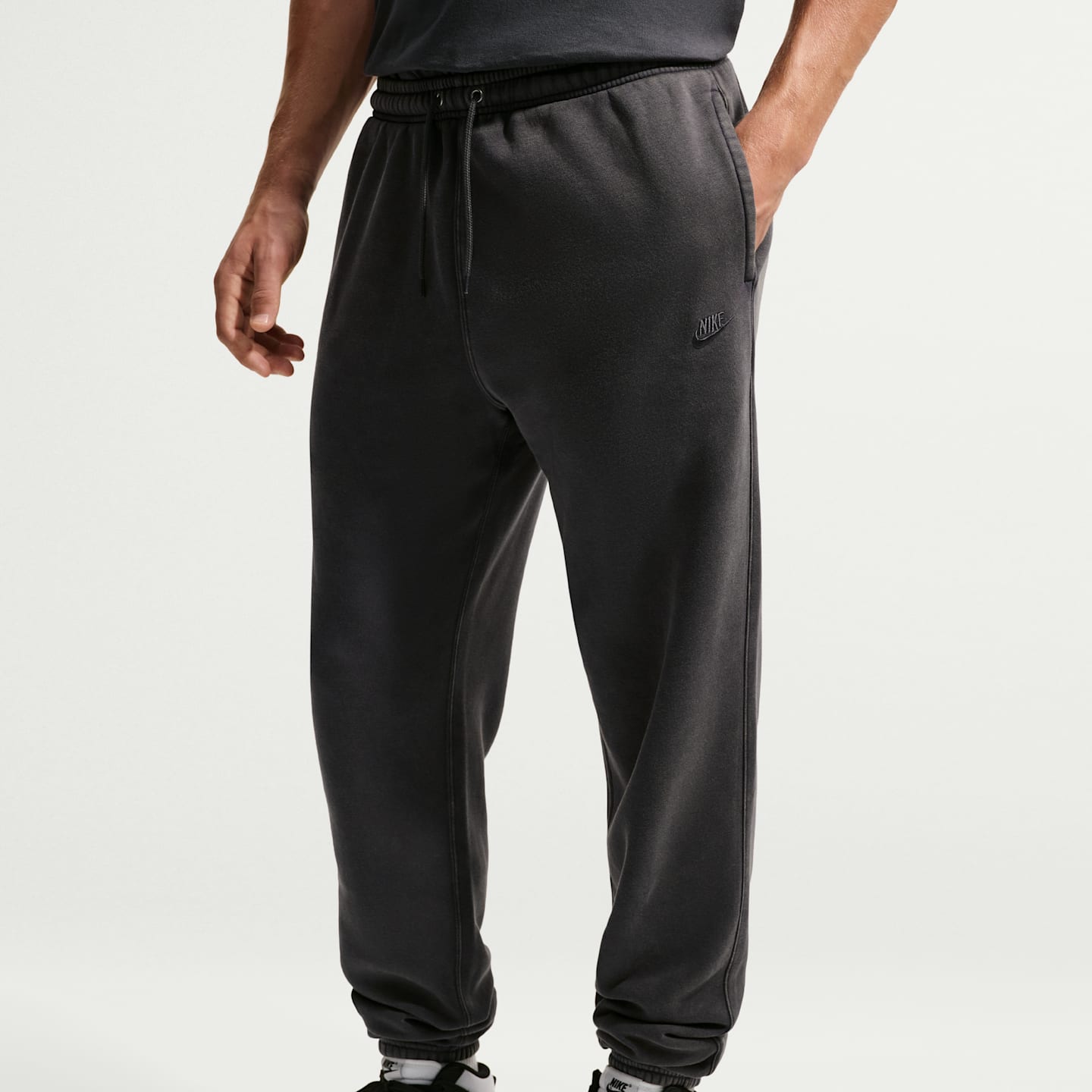 Мужские брюки Nike Sportswear Club Men's Washed Cuffed Fleece Pants — фото 2