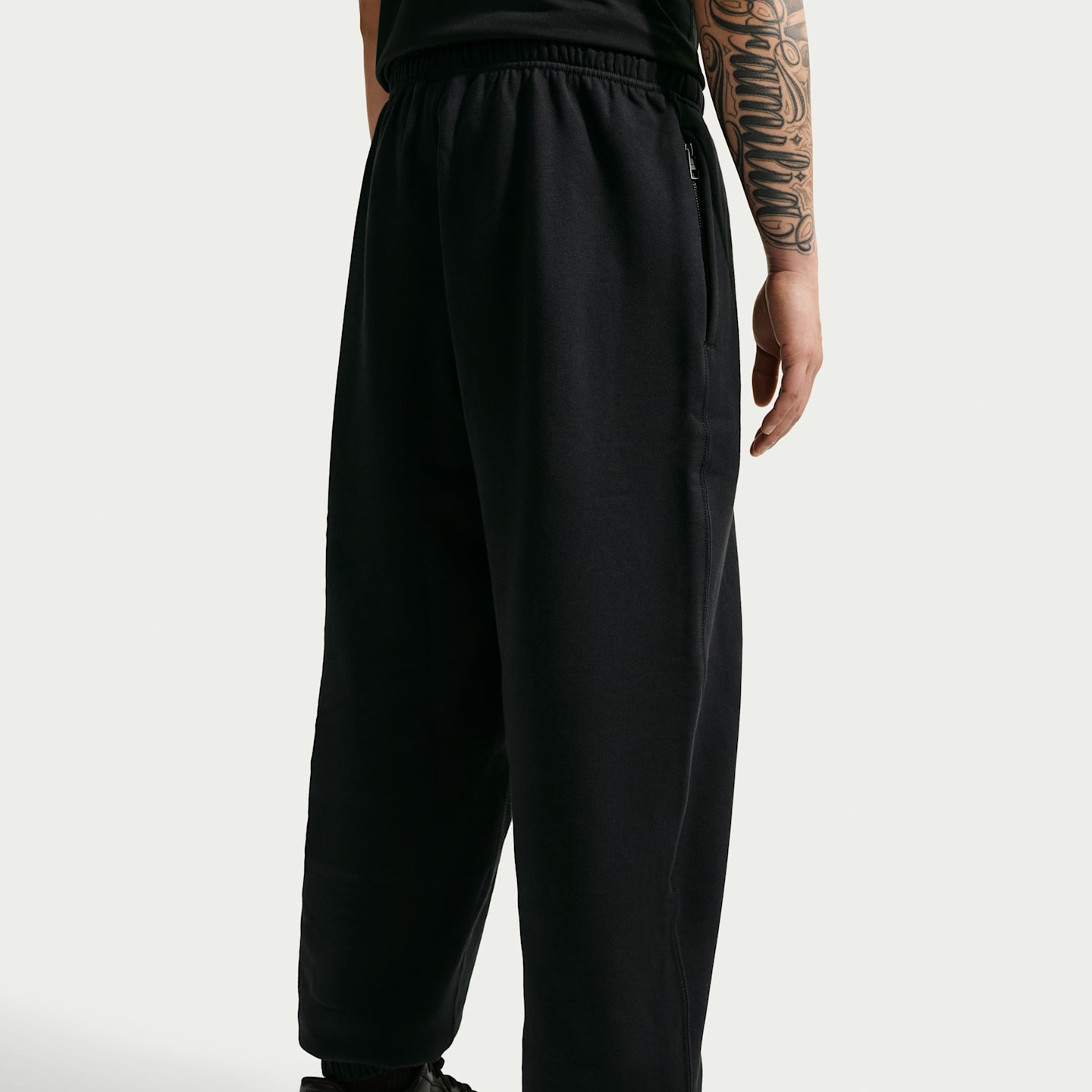 Мужские брюки Nike Solo Swoosh Men's Cuffed Fleece Pants — фото 3