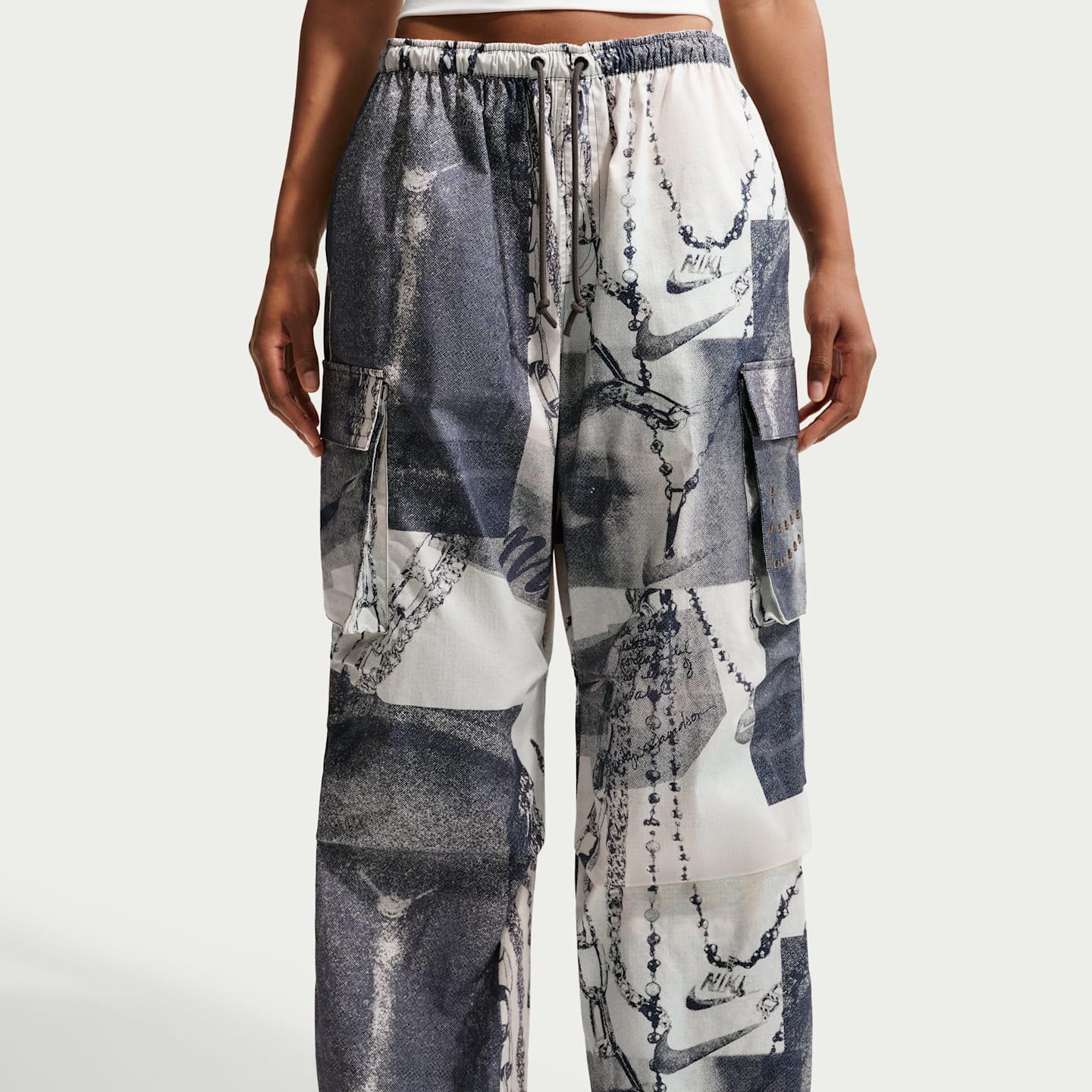 Женские брюки Nike Sportswear Women's Mid-Rise Oversized Cargo Pants — фото 2