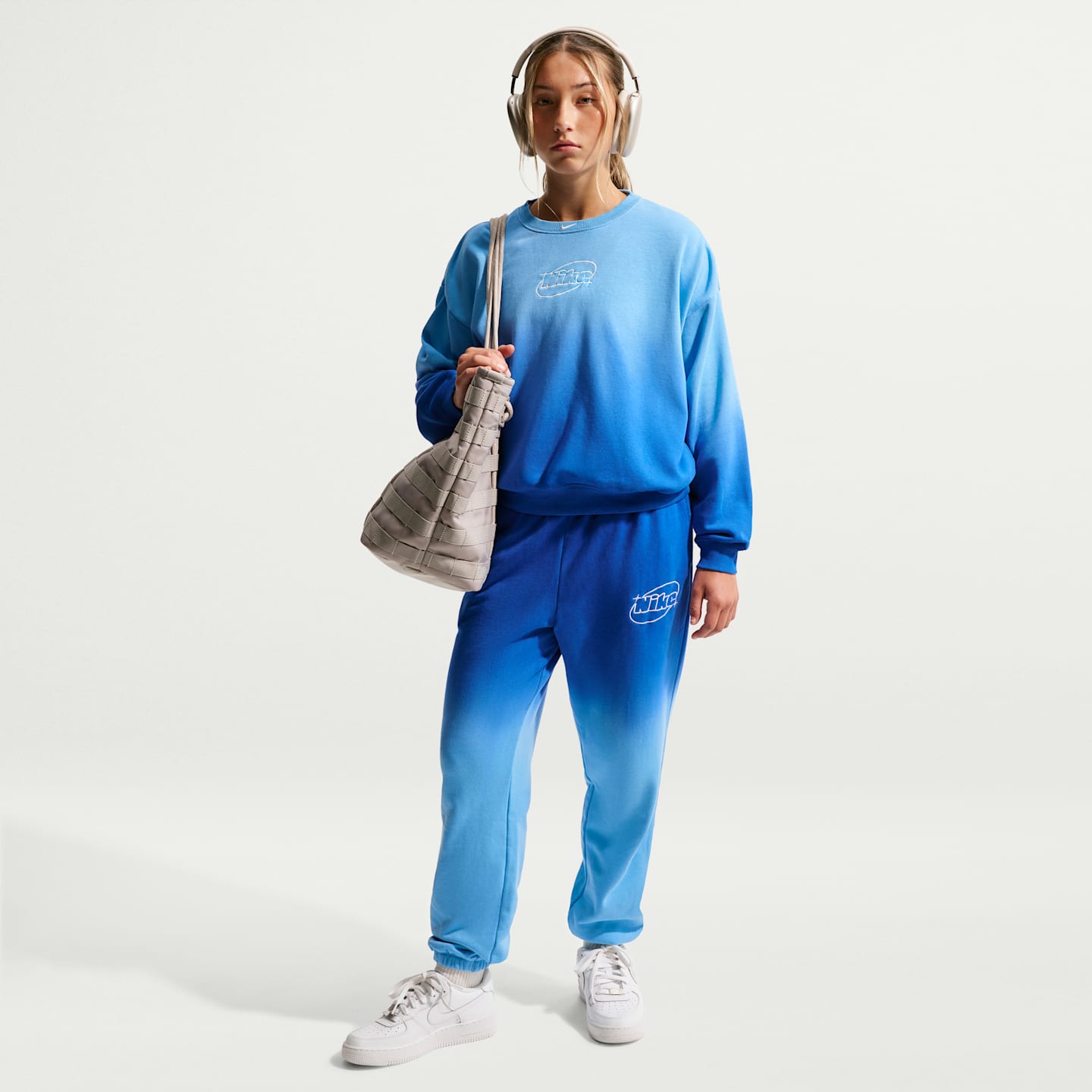 Детские кроссовки Nike Studio Fleece Lightweight Big Kids' (Girls') Oversized Graphic Crew — фото 4