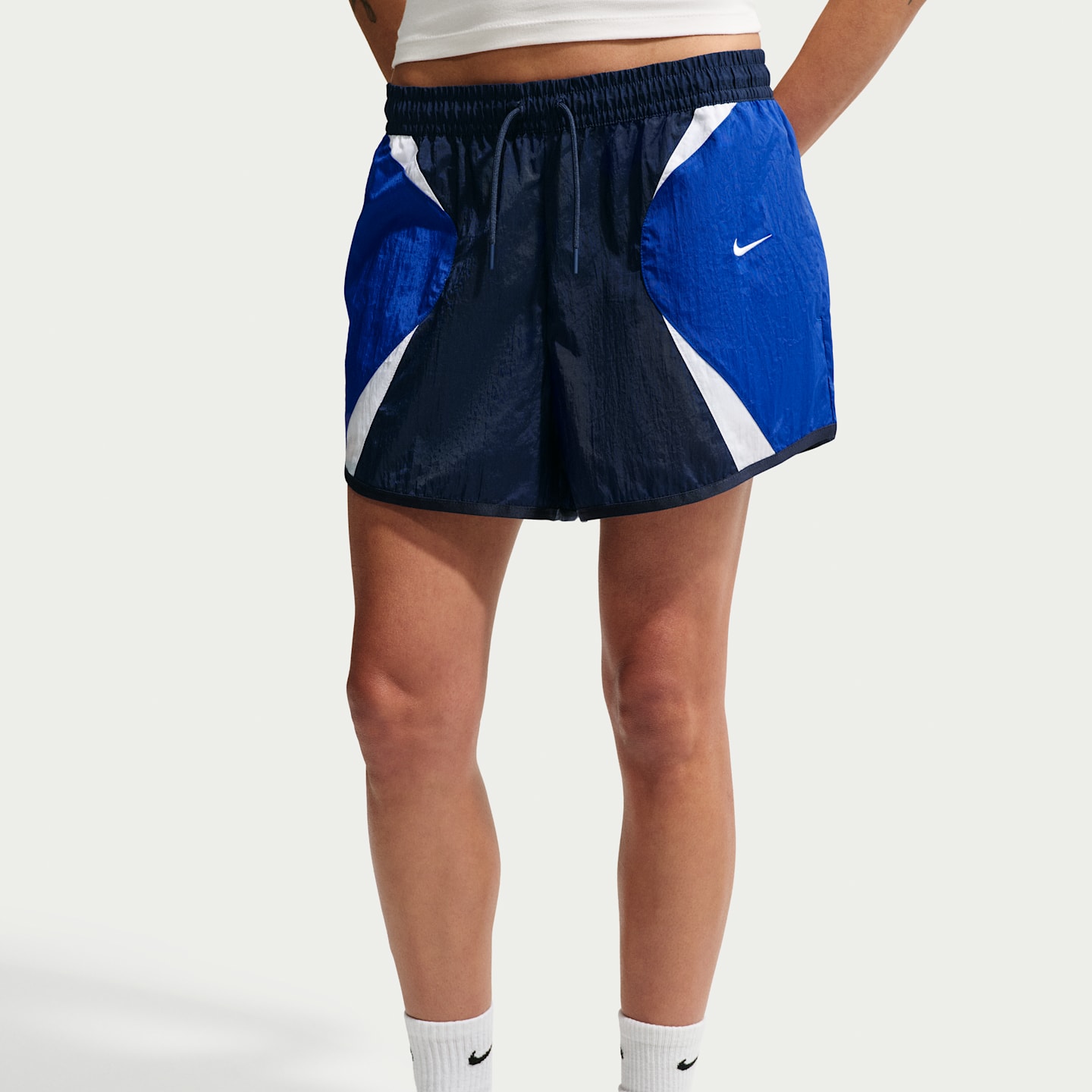 Женские шорты Nike Sportswear Women's Loose Mid-Rise Track Shorts — фото 2