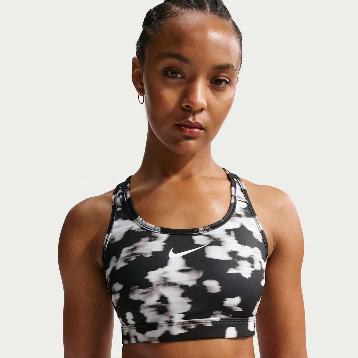 Спортивное бра Swoosh, уплотнённая чашка, средняя поддержка — Nike — фото 1