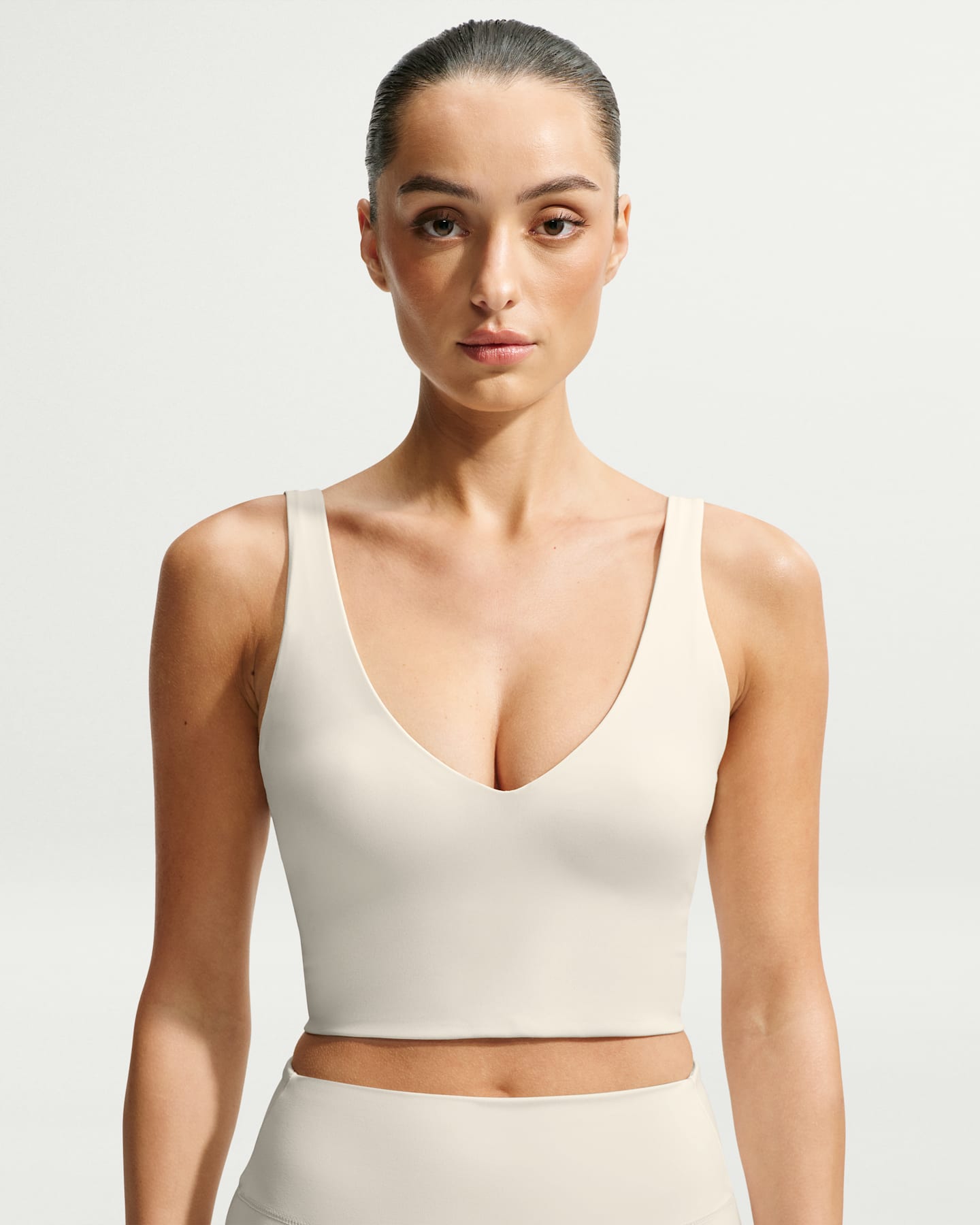 Женские спортивные бра Nike NikeSKIMS Matte Women's V-Neck Long-Line Bra — фото 8