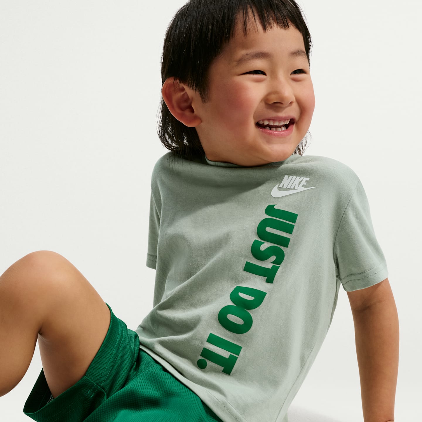 Детские брюки Nike Sportswear Toddler "Just Do It" Graphic T-Shirt and Mesh Shorts Set — фото 6