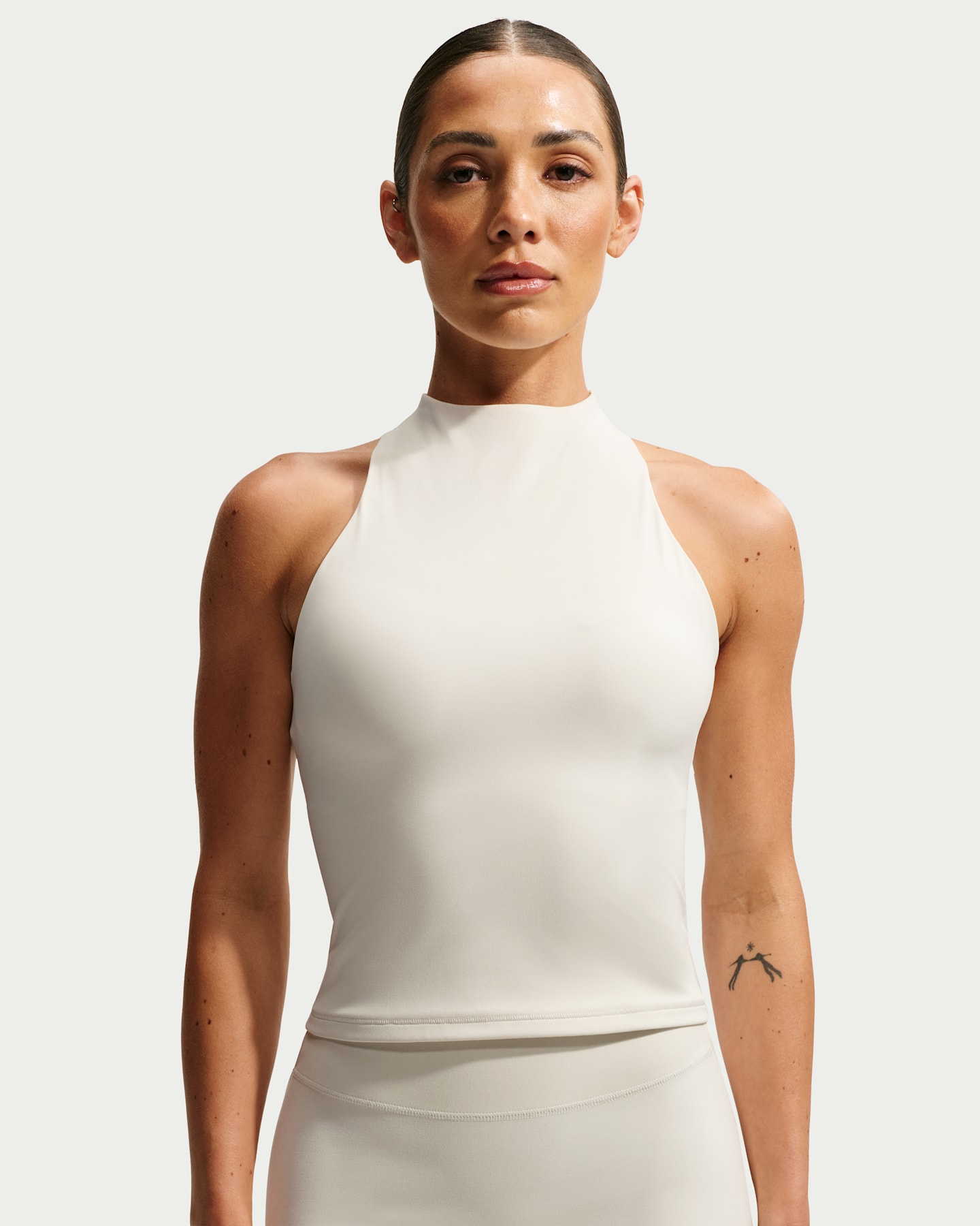 Женские топы Nike NikeSKIMS Matte Women's Mock-Neck Racerback Tank Top — фото 8