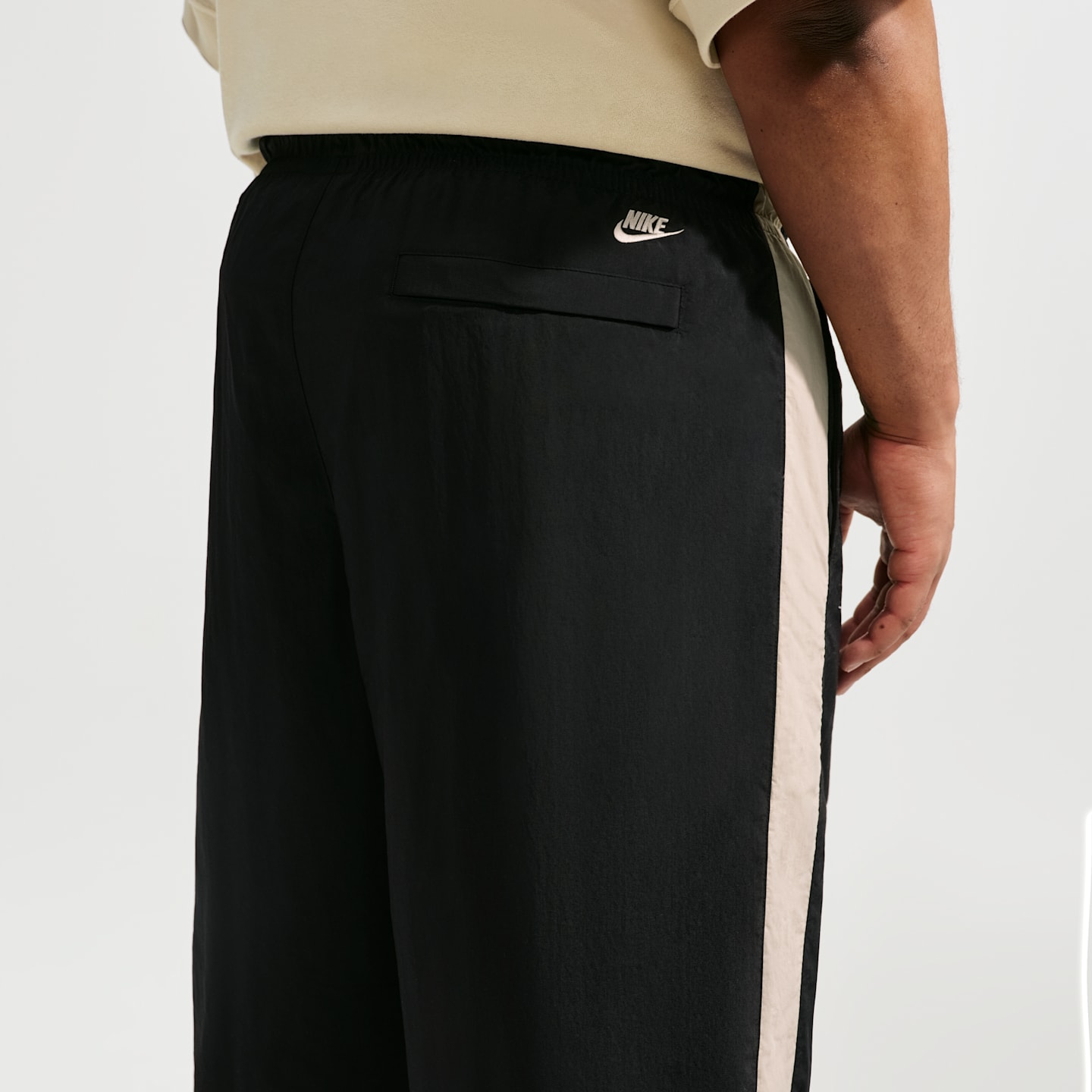 Мужские брюки Nike Club Men's Track Pants — фото 9