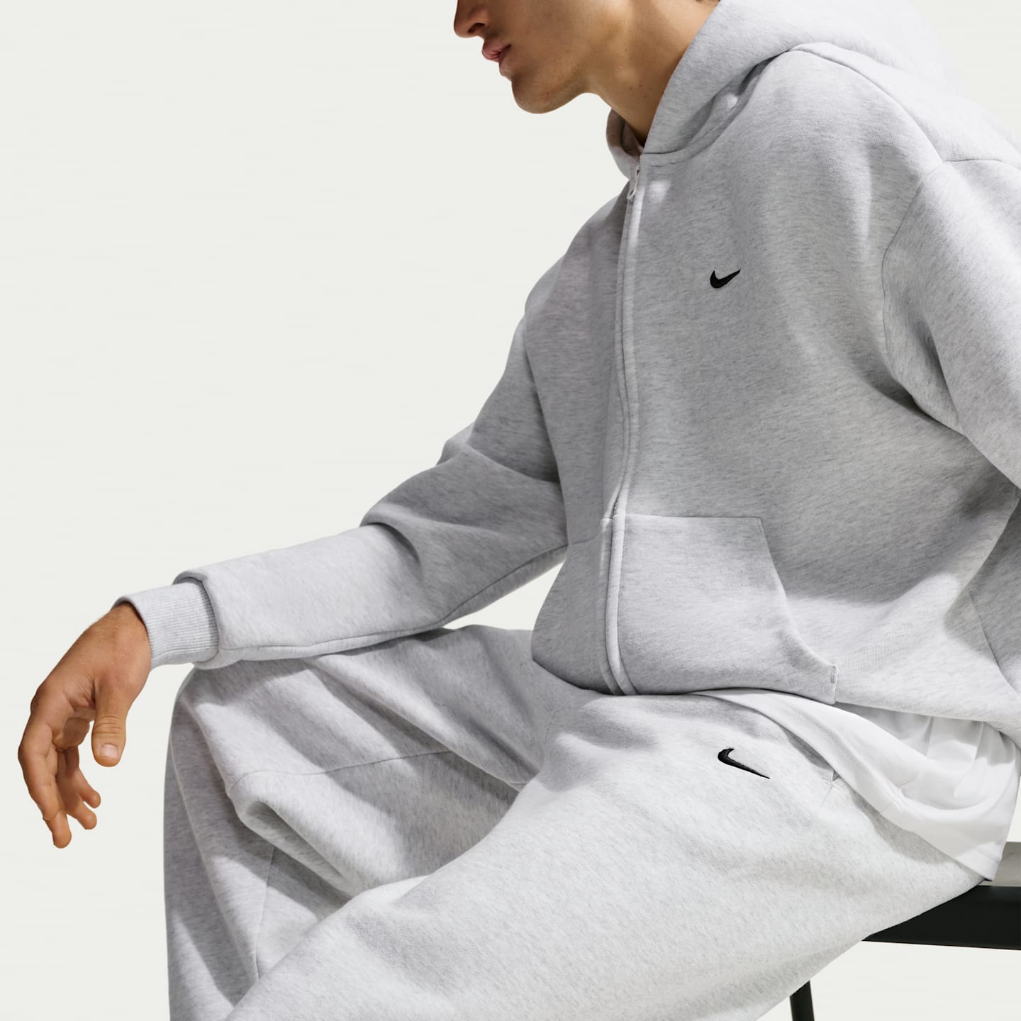 Мужские брюки Nike Solo Fleece Men's Cuffed Pants — фото 4
