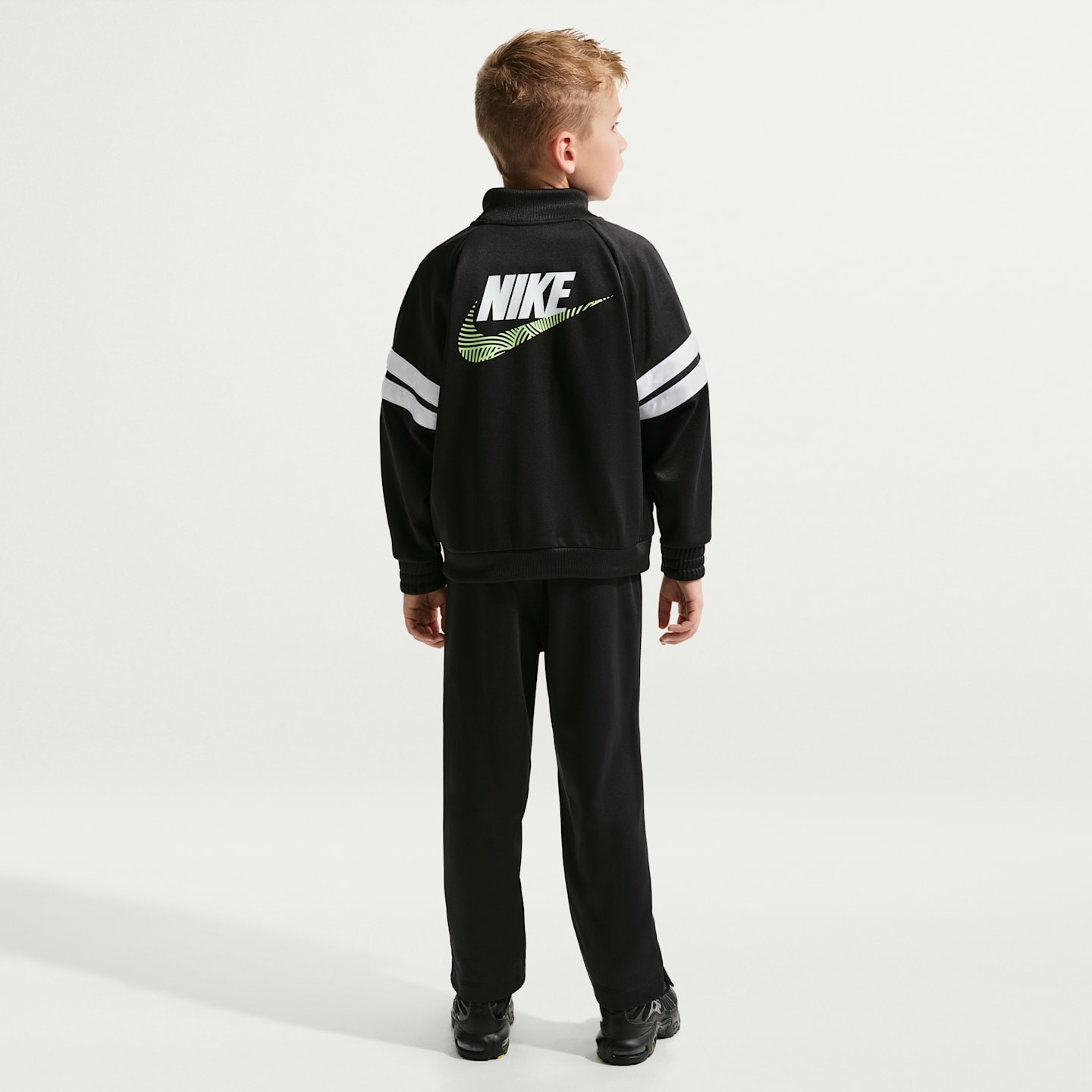 Детские кроссовки Nike Sportswear In The Zone Little Kids' Dri-FIT 2-Piece Oversized Track Set — фото 7