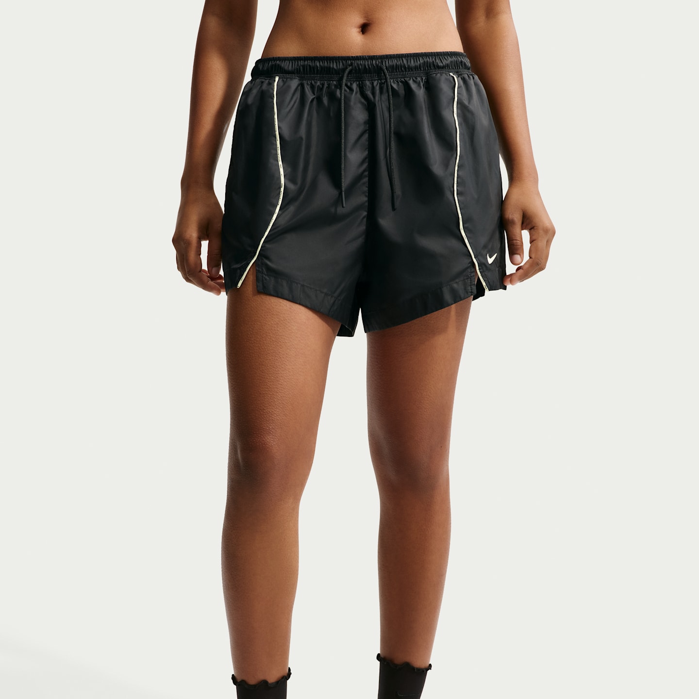 Женские шорты Nike Sportswear Women's Loose Mid-Rise Repel Woven Shorts — фото 2