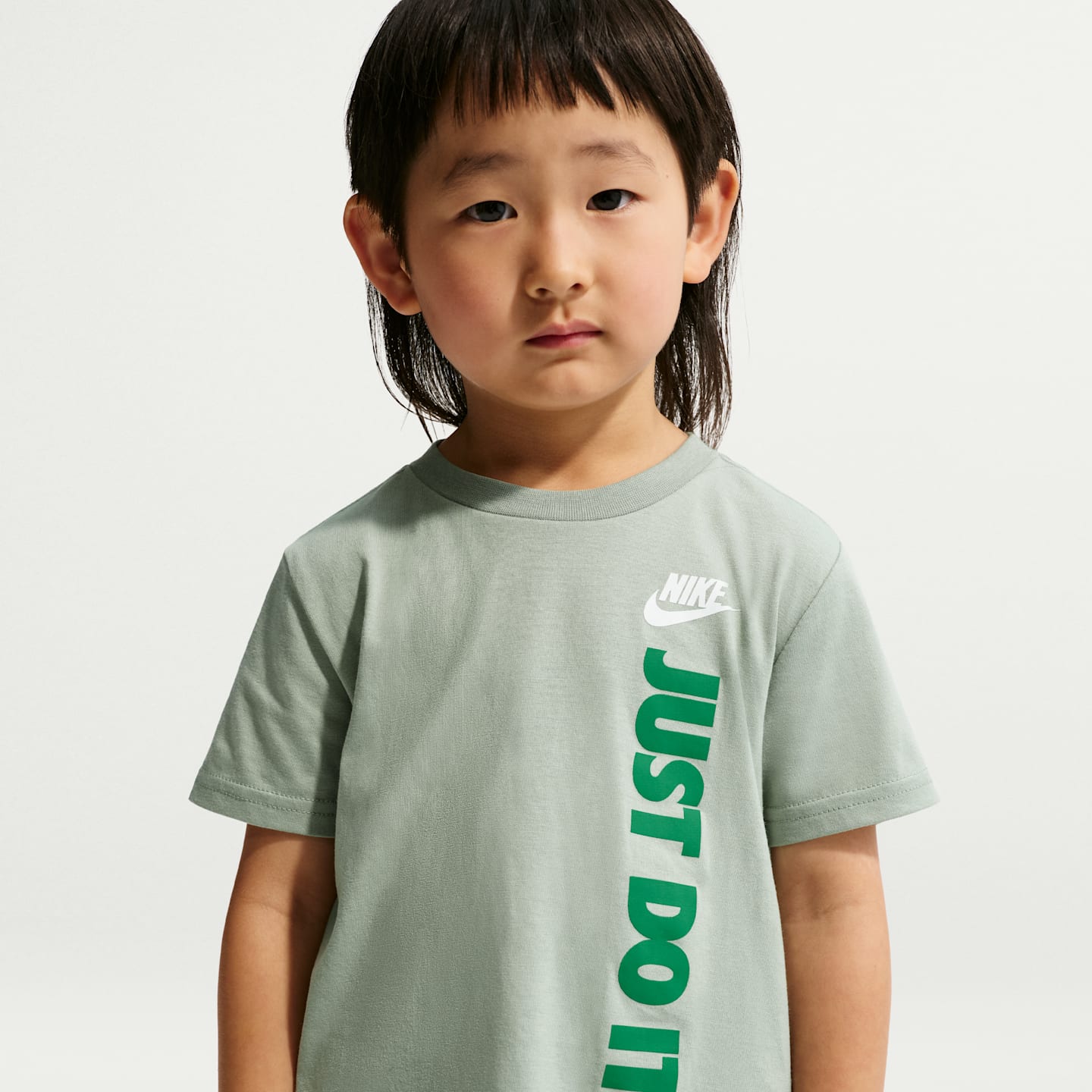 Детские брюки Nike Sportswear Toddler "Just Do It" Graphic T-Shirt and Mesh Shorts Set — фото 2