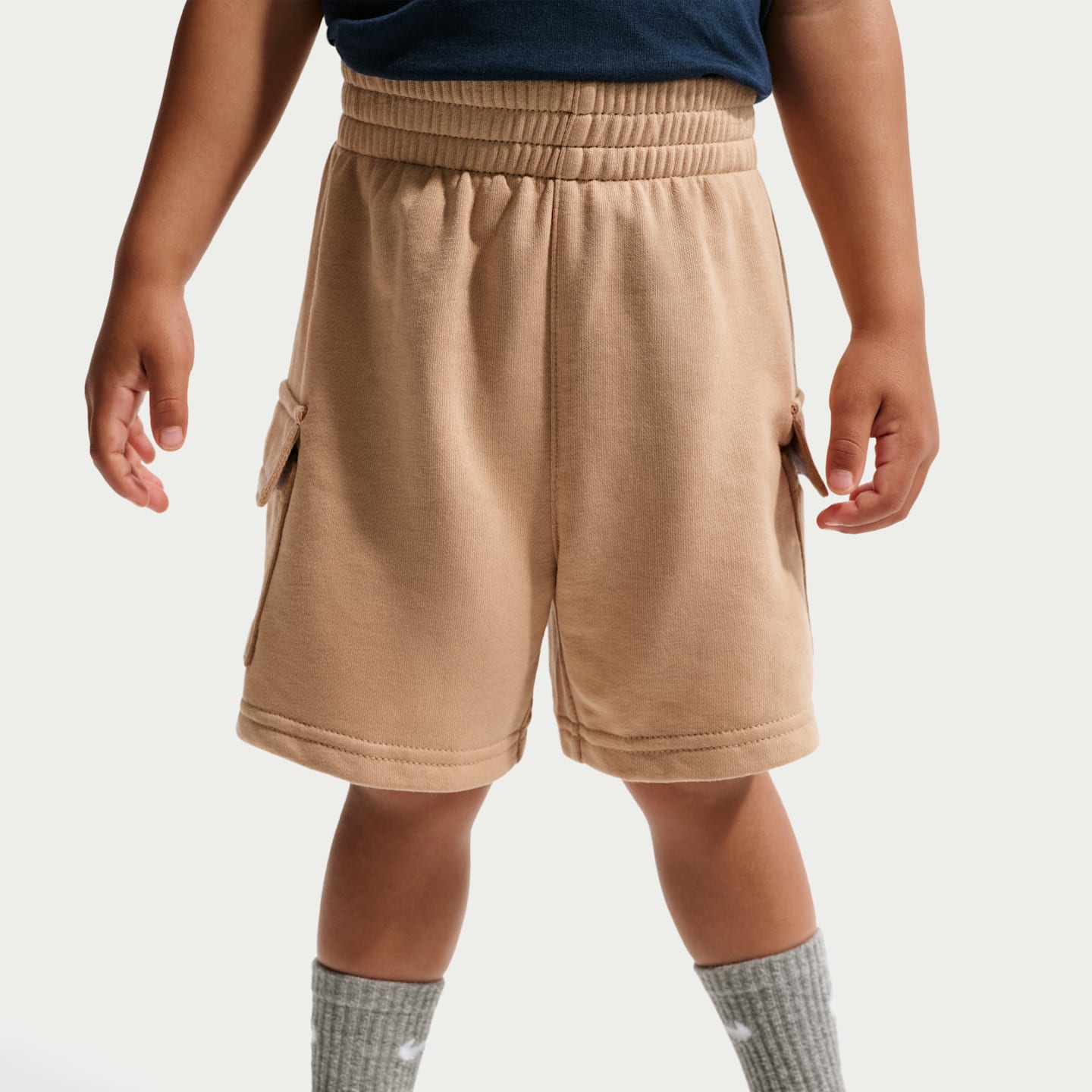 Детские брюки Nike Sportswear Toddler Pocket T-Shirt and French Terry Shorts Set — фото 4