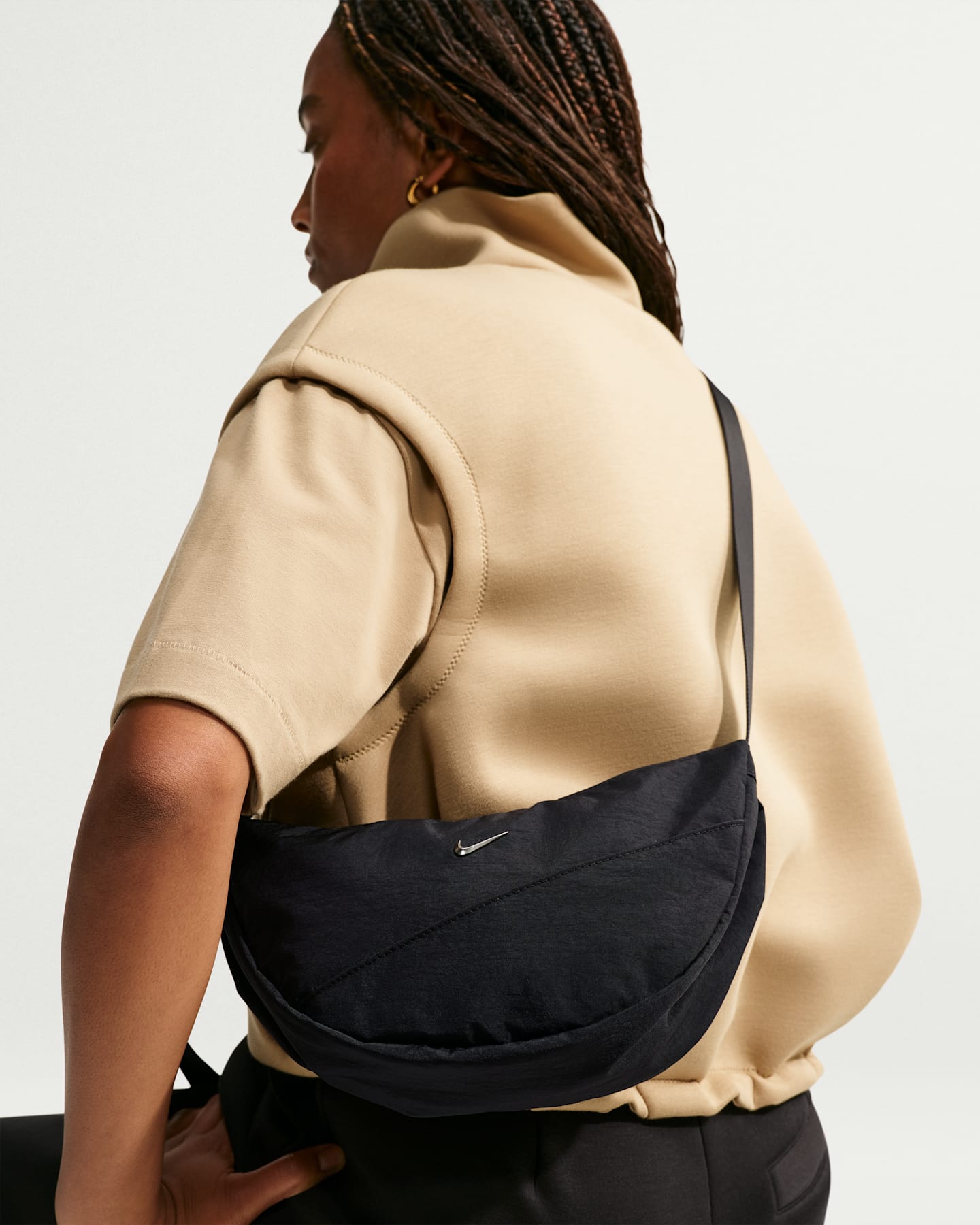 Женские сумки Nike Aura Crescent Crossbody Bag (4L) — фото 6