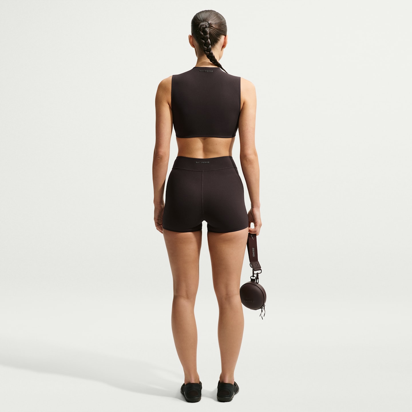 Спортивное бра NikeSKIMS Studio Mock, лёгкая поддержка, стрейч — Nike — фото 5