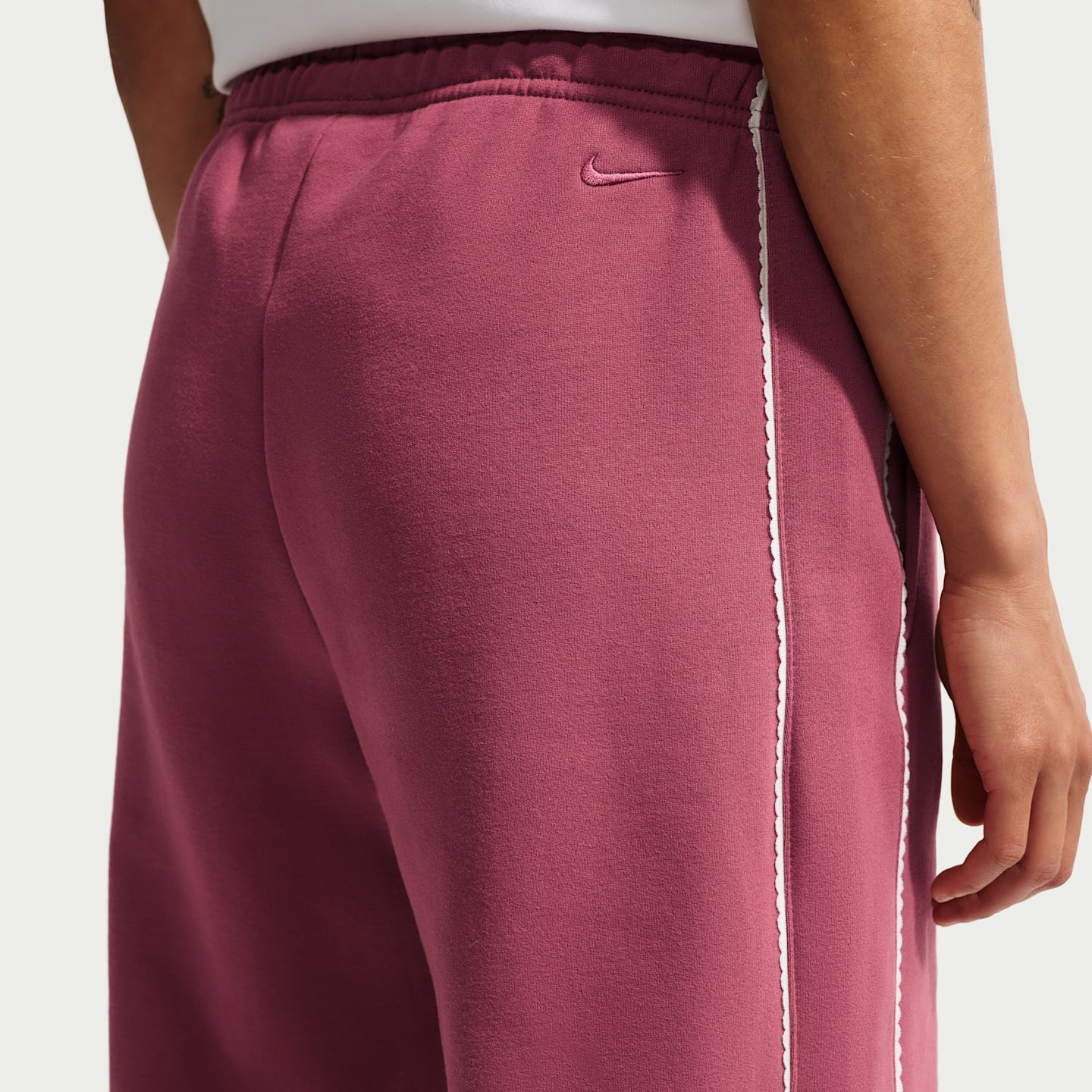 Женские брюки Nike Studio Fleece Medium Weight "Graphic Pack" Women's Mid-Rise Wide-Leg Pants — фото 3