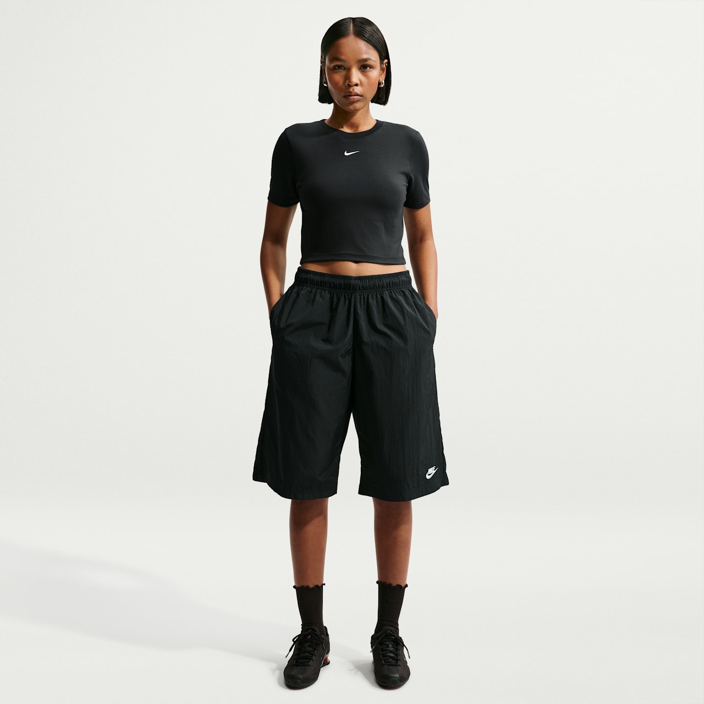 Женские шорты Nike Sportswear Women's Mid-Rise Loose Knee-Length Shorts — фото 1