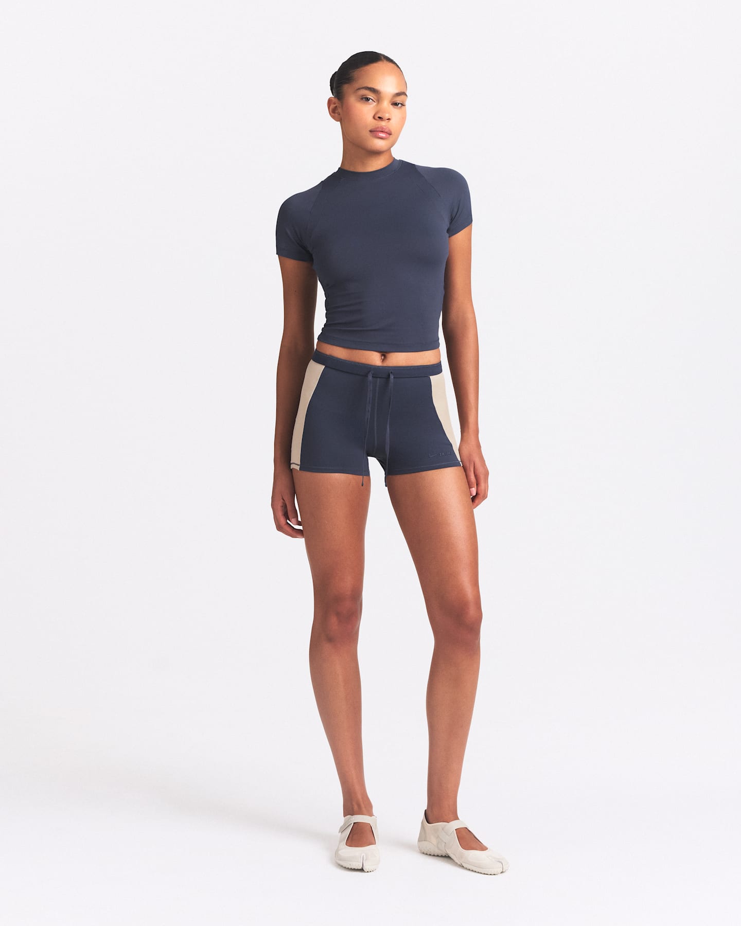 Женские шорты Nike NikeSKIMS Matte Shine Mix Women's 2" Shorts — фото 9