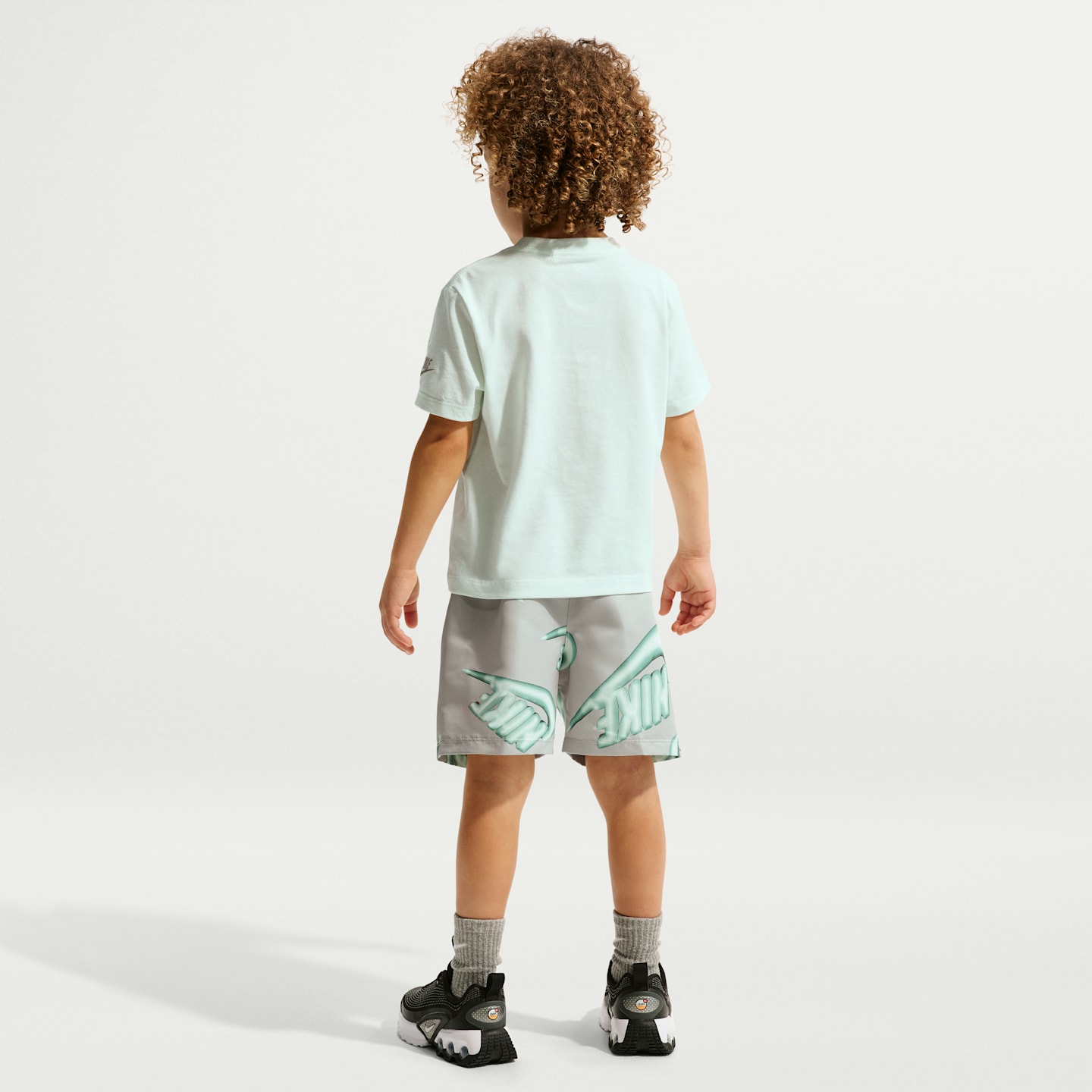 Детские брюки Nike Sportswear Club Toddler 2-Piece Floatie T-Shirt and Shorts Set — фото 7