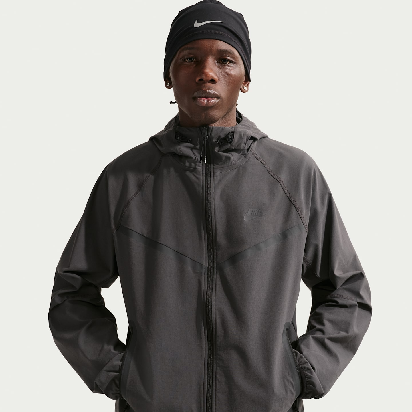 Мужские куртки Nike Tech Men's Dri-FIT Woven Full-Zip Windrunner Jacket — фото 1