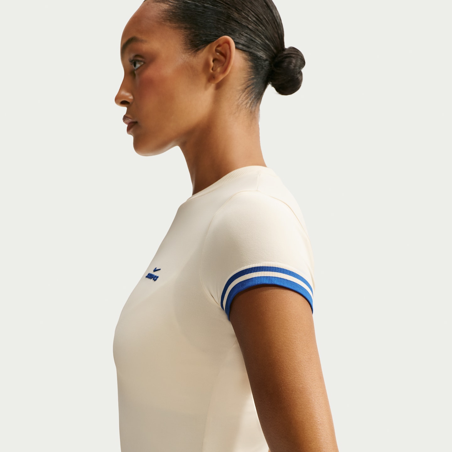 Женские кроссовки Nike NikeSKIMS Stretch Knit Women's Cropped Crew-Neck Top — фото 2