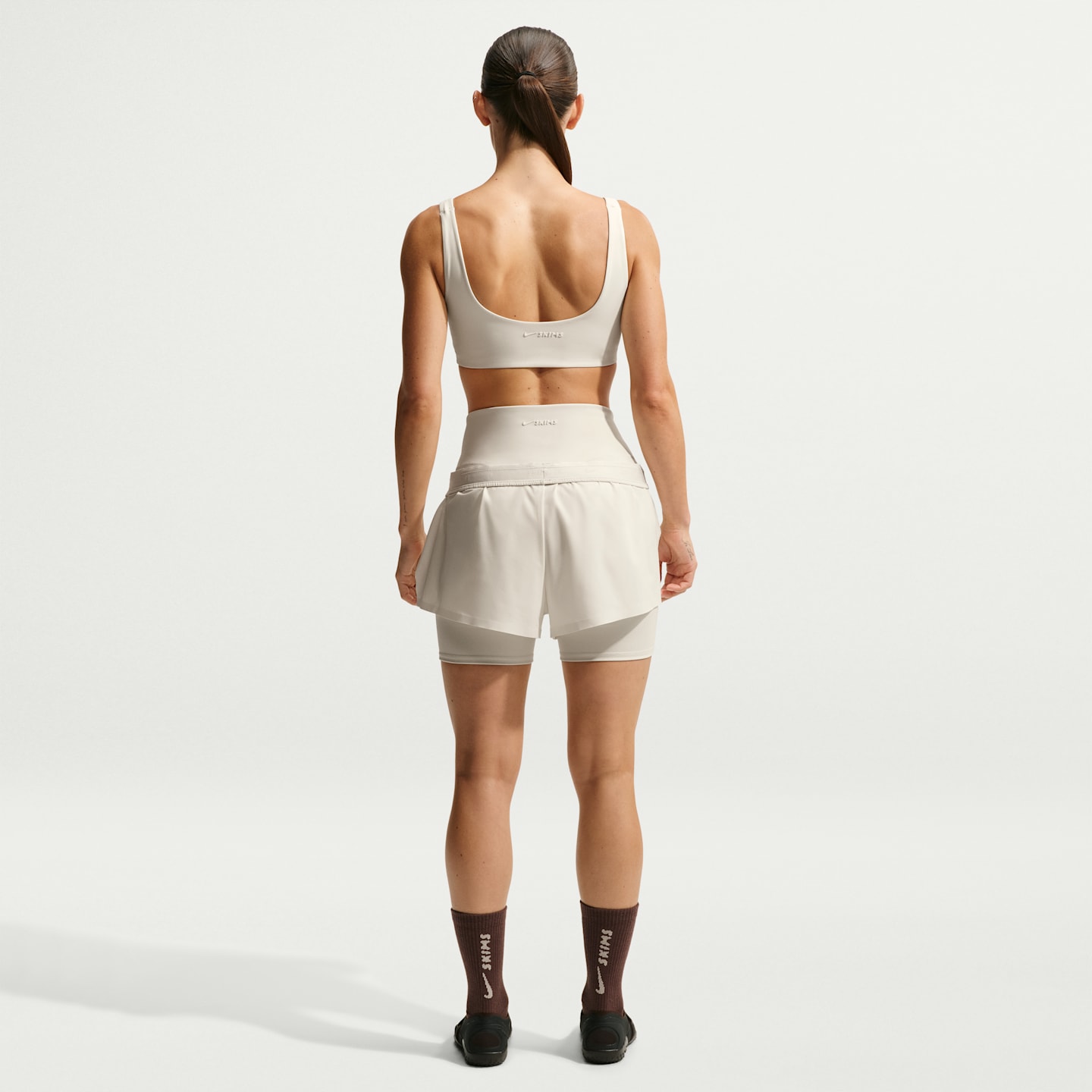 Женские спортивные бра Nike NikeSKIMS Matte Women's Scoop-Neck Bra — фото 5