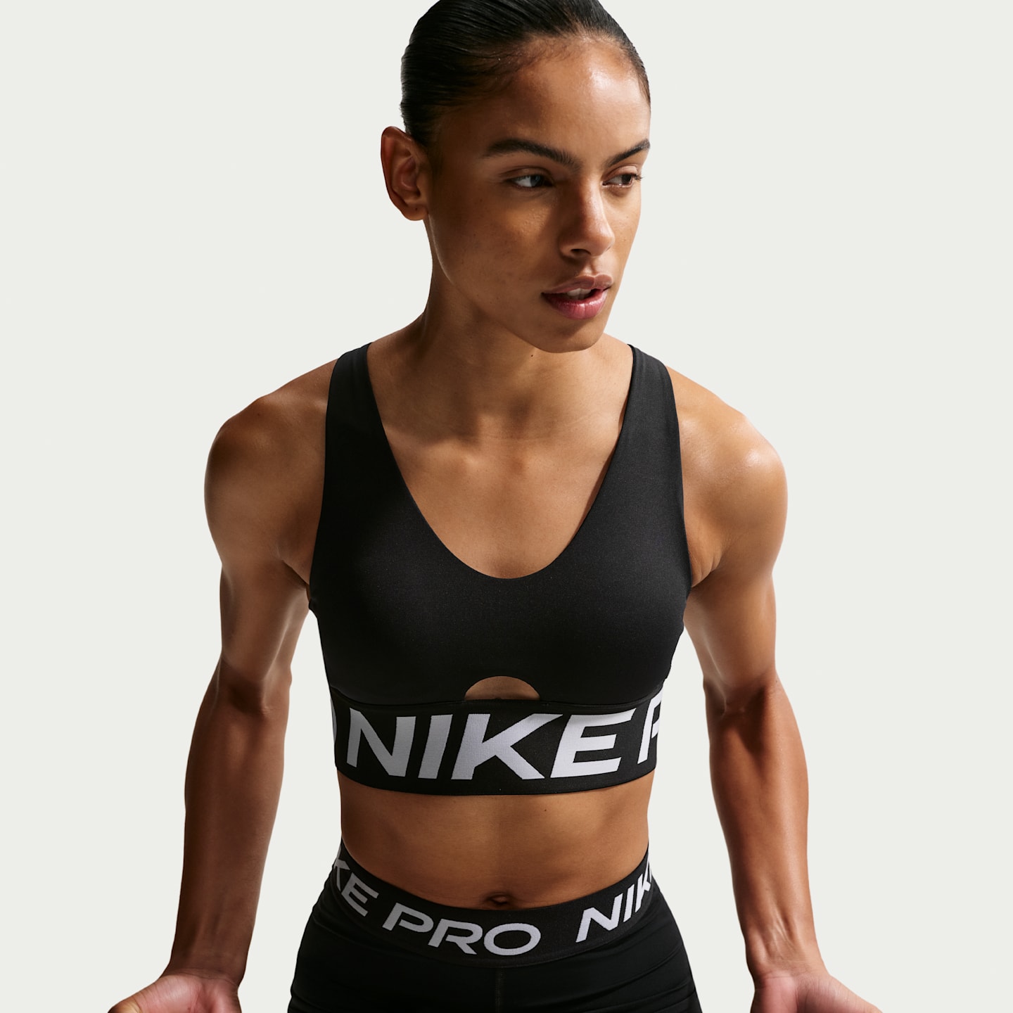 Спортивное бра Pro Indy, уплотнённая чашка, глубокий вырез — Nike — фото 3
