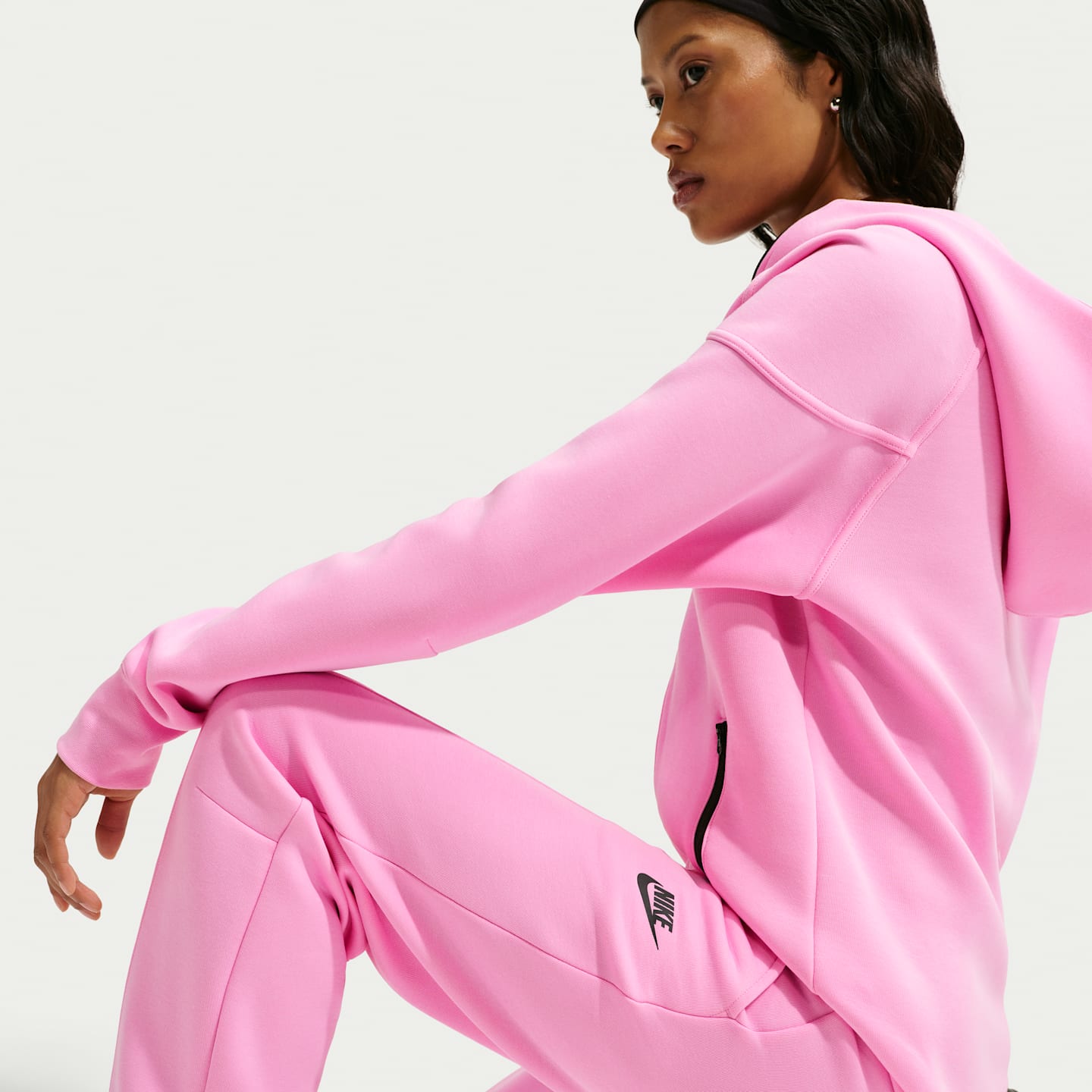 Женские брюки Nike Sportswear Tech Fleece Women's Mid-Rise Joggers — фото 4