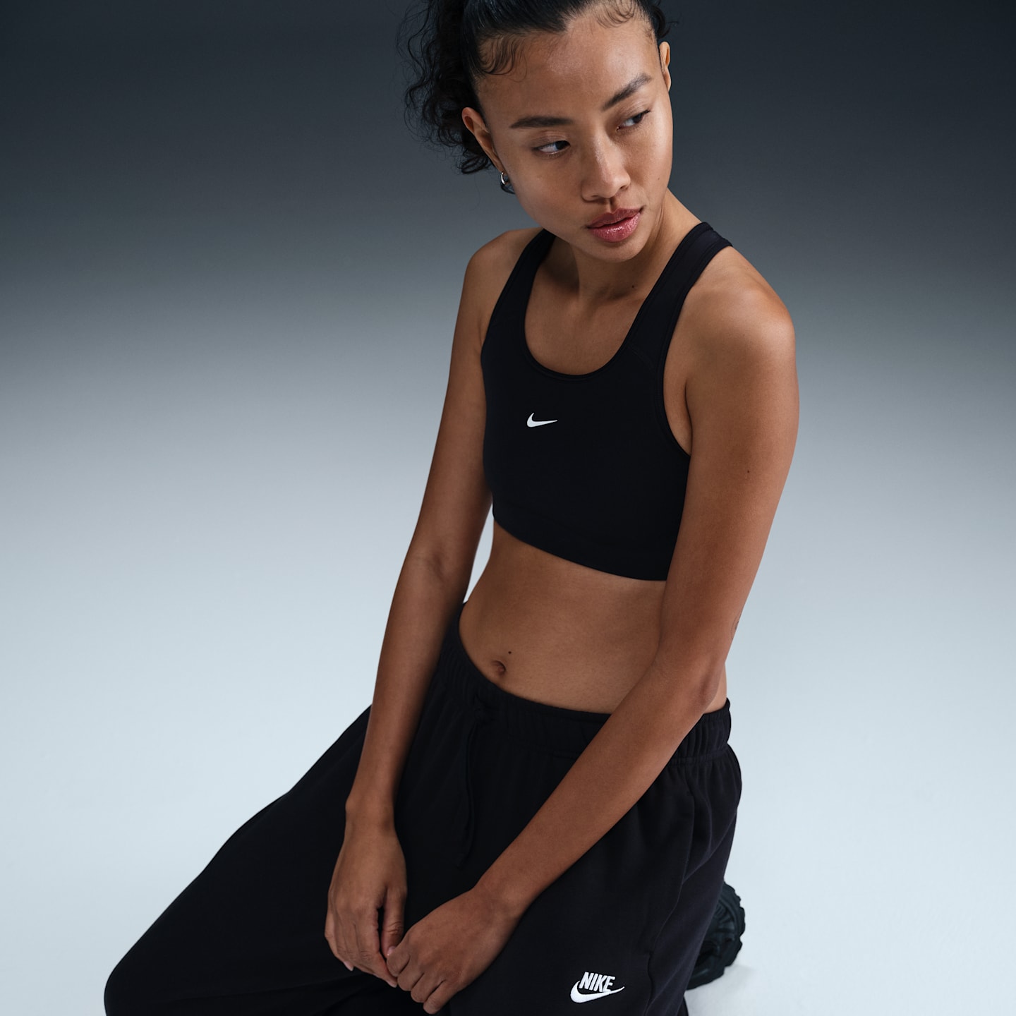Женские брюки Nike Sportswear Club Fleece Women's Mid-Rise Oversized Sweatpants — фото 5