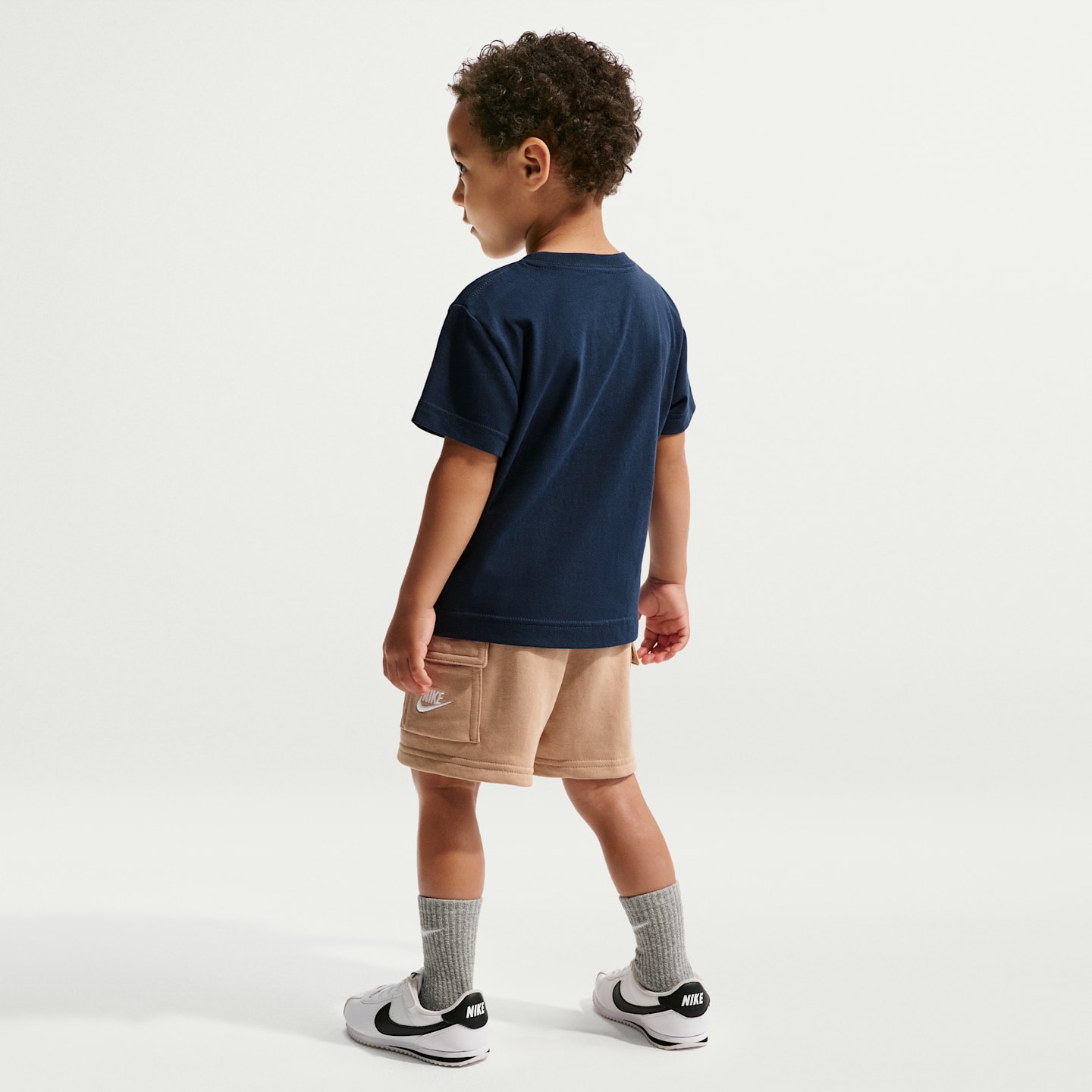 Детские брюки Nike Sportswear Toddler Pocket T-Shirt and French Terry Shorts Set — фото 7