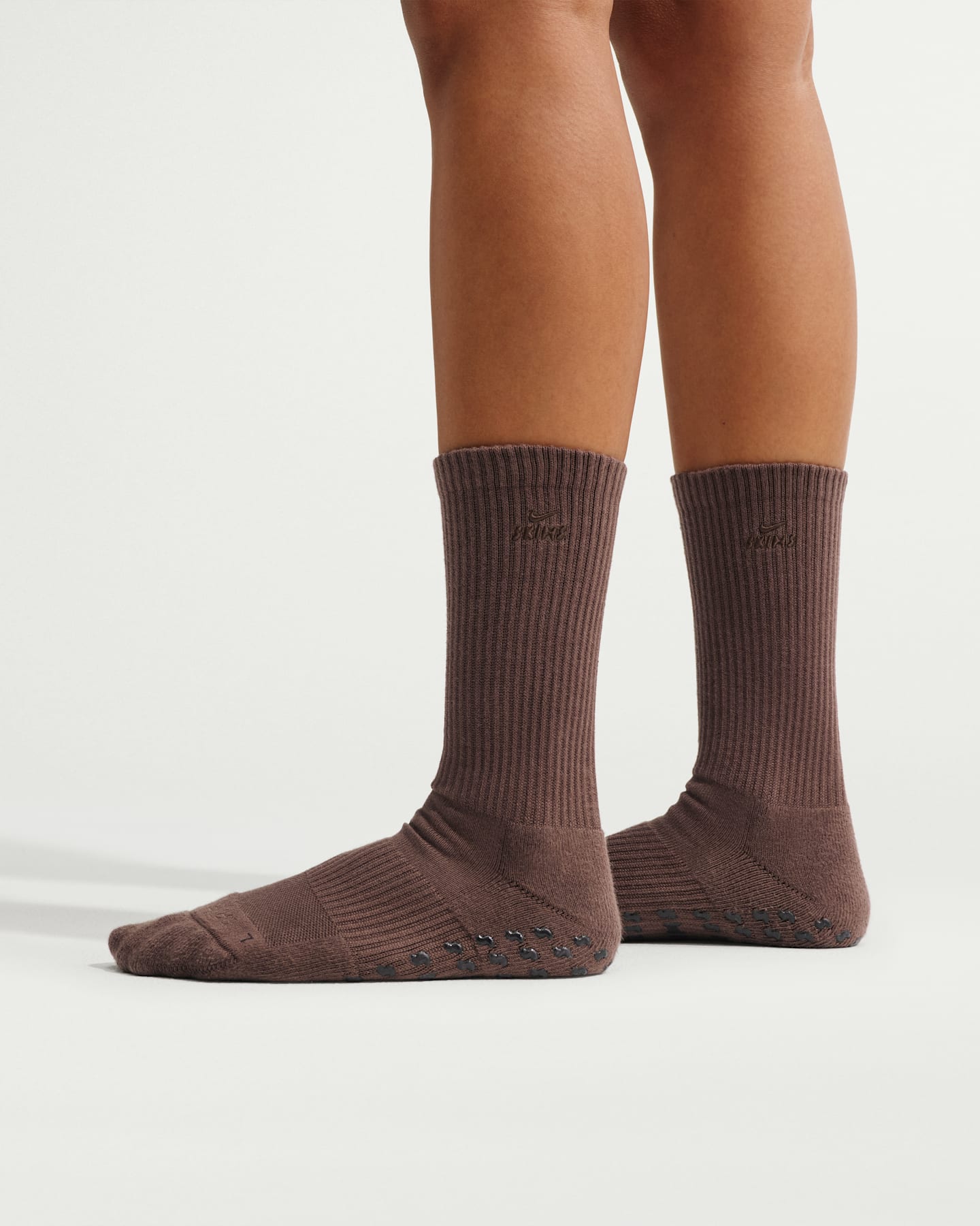Женские носки Nike NikeSKIMS Women's Dri-FIT Pilates Grip Crew Socks (1 Pair) — фото 8