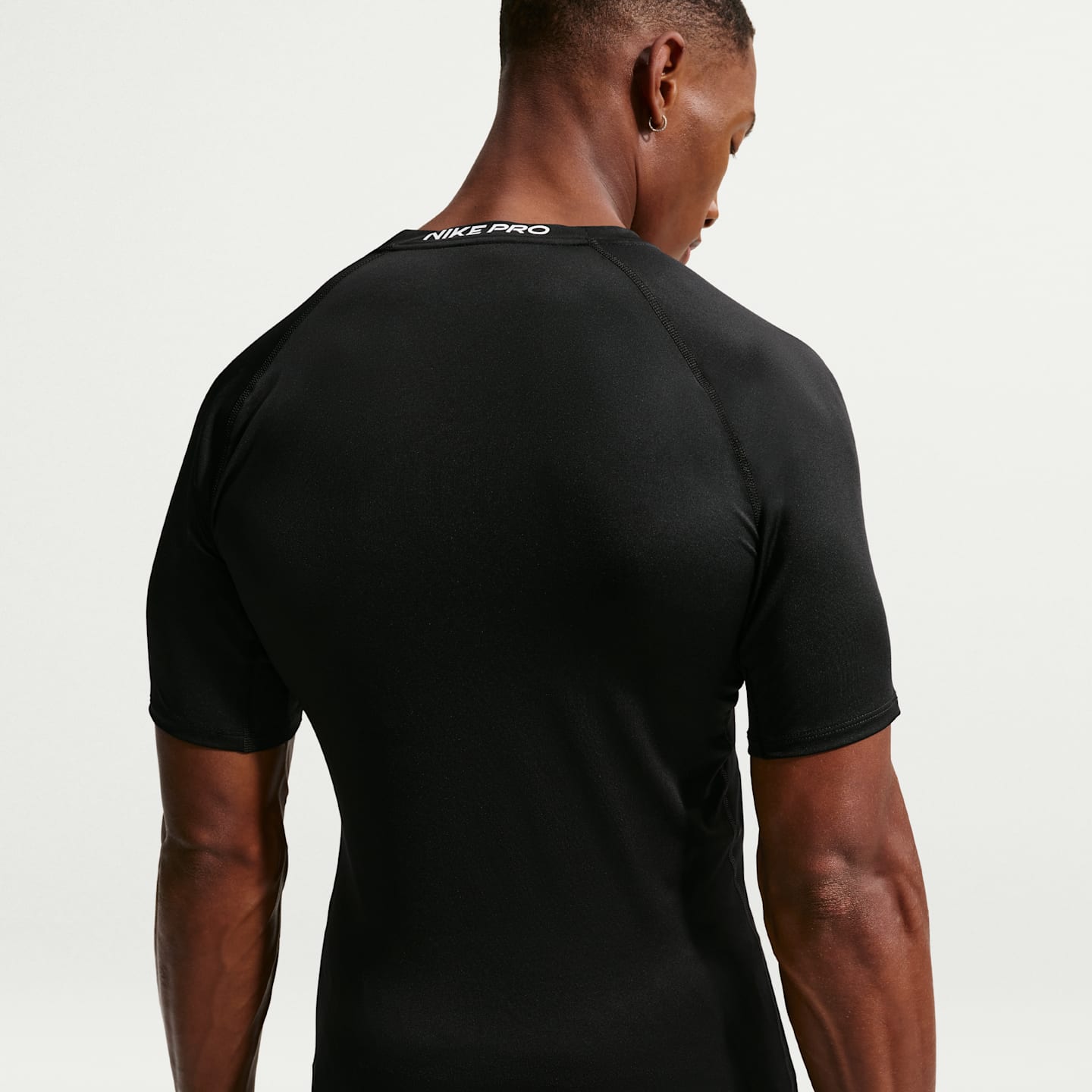 Мужские брюки Nike Pro Men's Dri-FIT Tight Short-Sleeve Fitness Top — фото 2