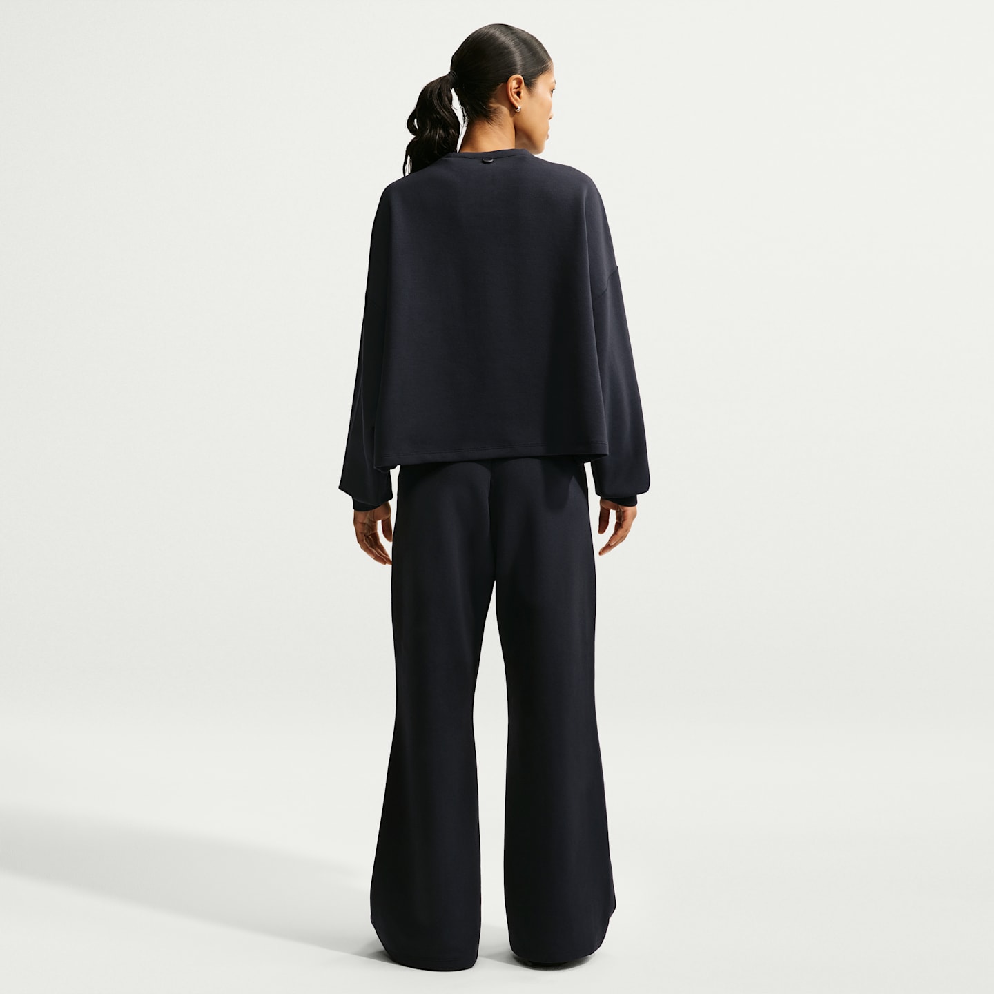 Женские брюки Nike 24.7 ImpossiblySoft Women's Dri-FIT High-Waisted Loose Flared Pants — фото 5