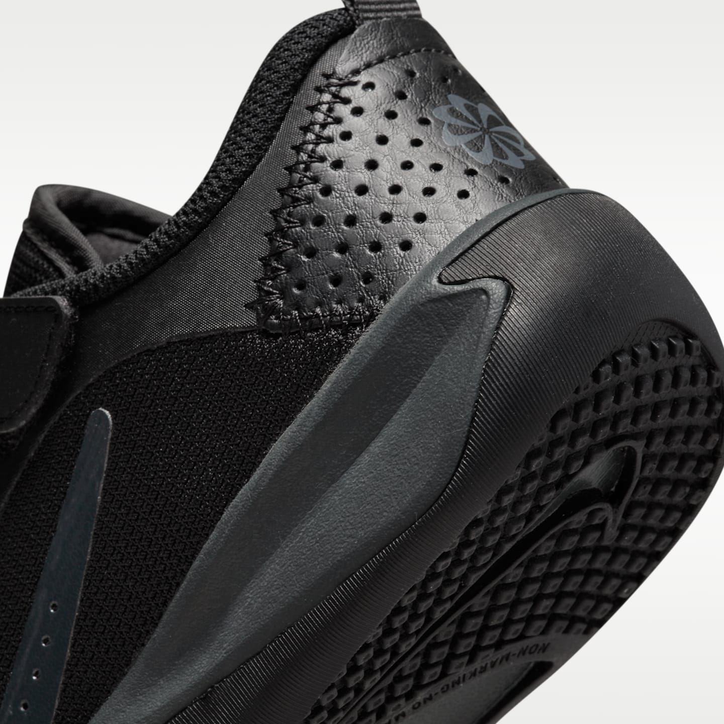 Детские кроссовки Nike Omni Multi-Court Little Kids' Shoes — фото 8
