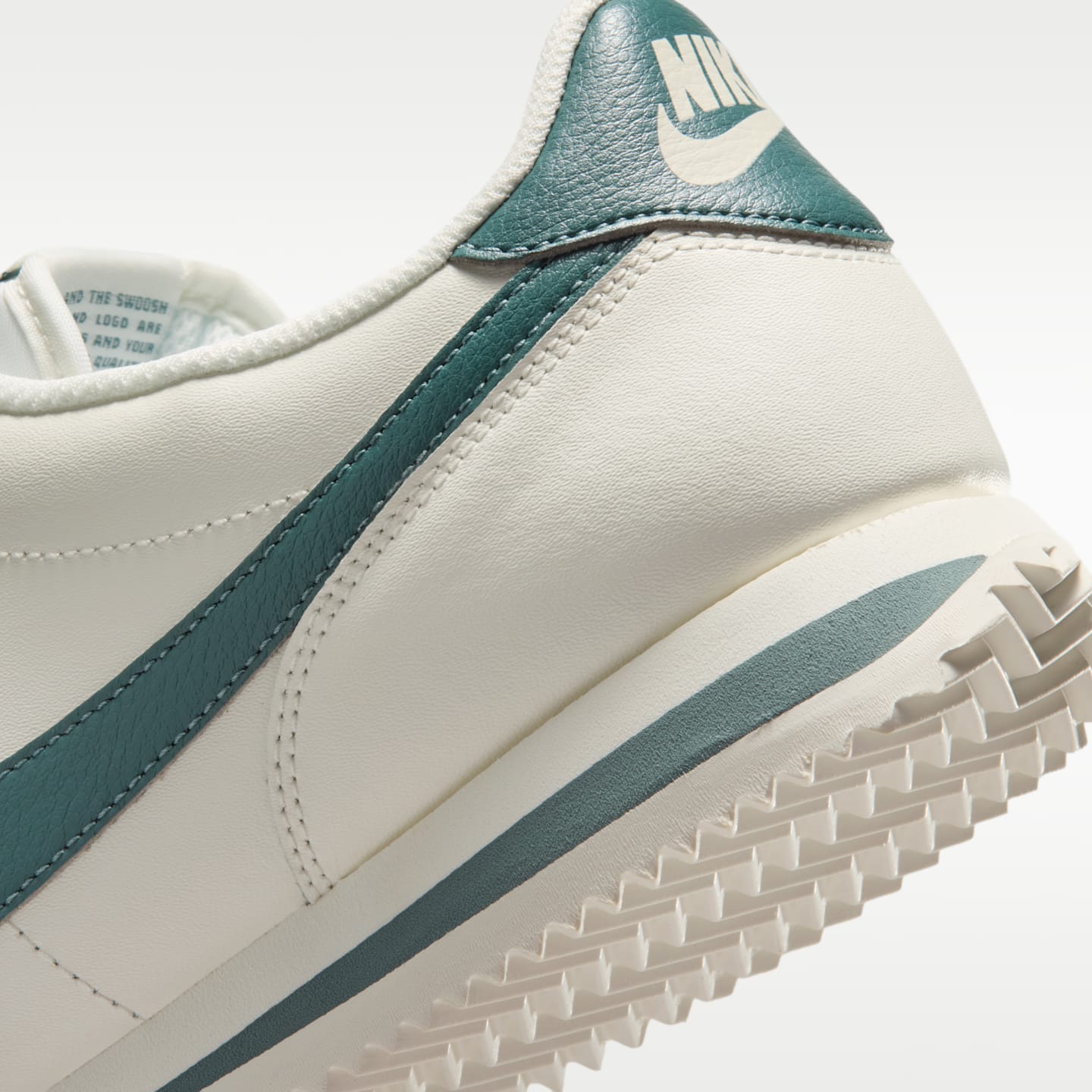 Женские кроссовки Nike Cortez Leather Women's Shoes — фото 8