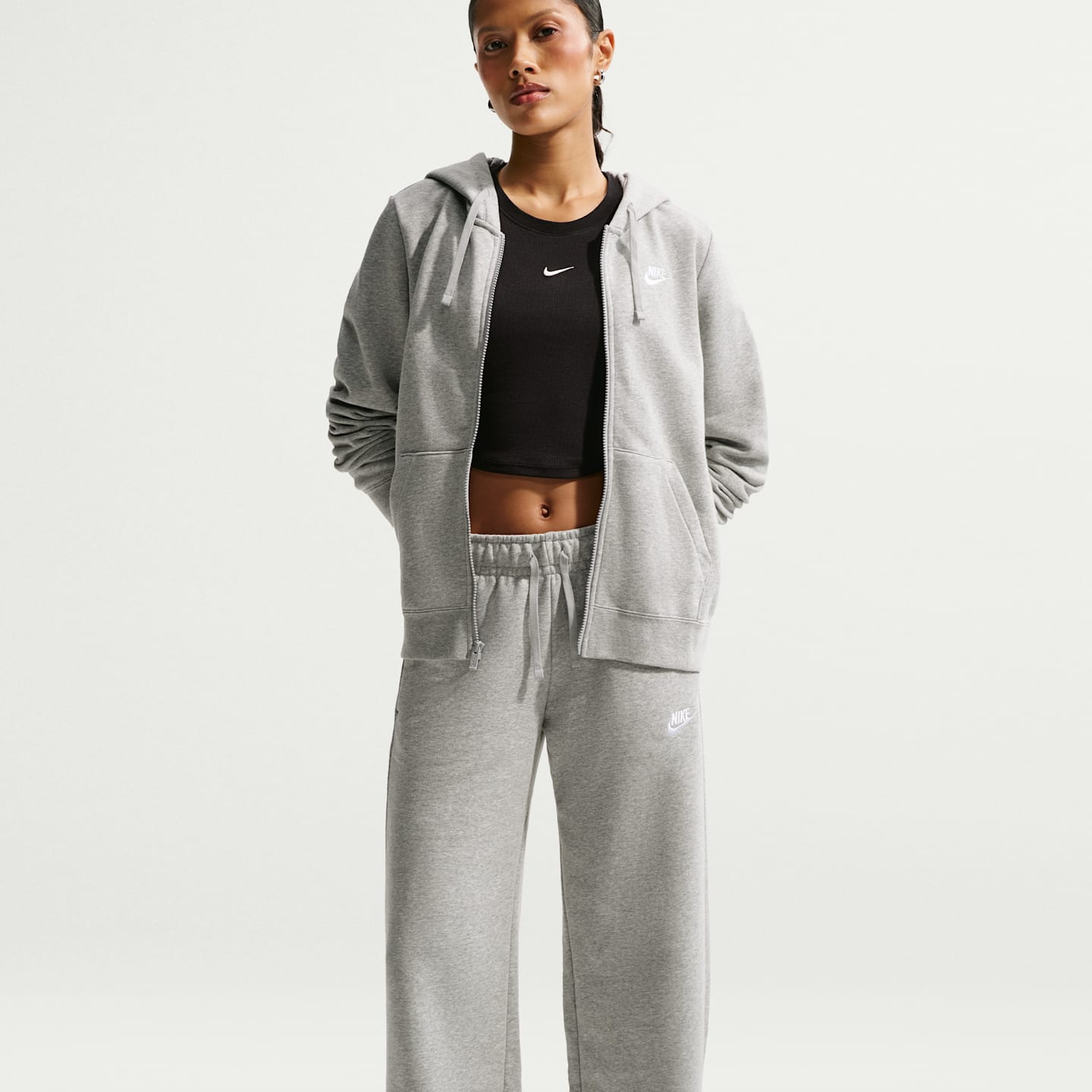 Женские брюки Nike Sportswear Club Fleece Women's Mid-Rise Wide-Leg Sweatpants — фото 4